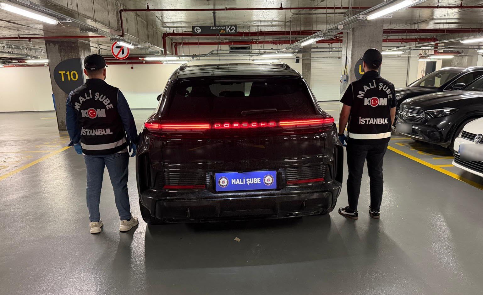 İSTANBUL’DA, KRİPTO PARA DOLANDIRICILIĞI YAPTIĞI İDDİASIYLA INTERPOL TARAFINDAN KIRMIZI BÜLTENLE ARANAN RİCHARD JAMES SCHUELER, MİT DESTEKLİ POLİS OPERASYONUNDA EŞİYLE BİRLİKTE YAKALANMIŞTI. ŞÜPHELİNİN EŞİ ADINA KAYITLI 9 ARACA EL KONULDU.