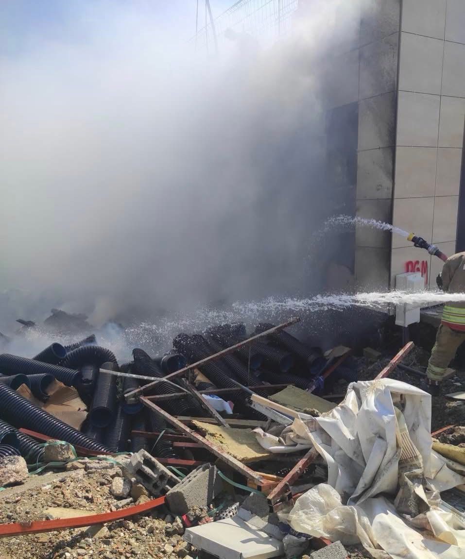ANTAKYA’NIN SARAYKENT MAHALLESİ 75. YIL BULVARI’NDA ÇIKAN İNŞAAT MALZEMELERİ VE KULÜBE YANGINI, EKİPLERİN MÜDAHALESİYLE BİNALARA SİRAYET ETMEDEN KONTROL ALTINA ALINDI.