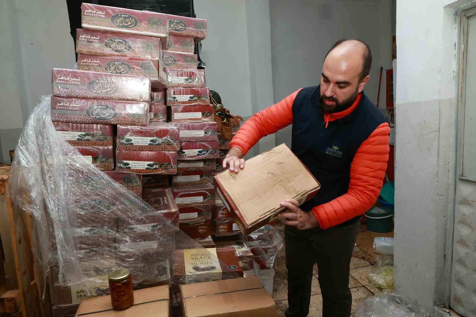 OSMANGAZİ BELEDİYESİ, HALK SAĞLIĞINI TEHDİT EDENLERE KARŞI DENETİMLERİNİ 7 GÜN 24 SAAT SÜRDÜRÜYOR. OSMANGAZİ BELEDİYESİ ZABITA MÜDÜRLÜĞÜ EKİPLERİNİN GERÇEKLEŞTİRDİĞİ DENETİMDE, RUHSATSIZ BİR DEPODA SAĞLIKSIZ KOŞULLARDA MUHAFAZA EDİLEN VE KÜFLENDİĞİ TESPİT EDİLEN YAKLAŞIK 6 BİN 500 KİLOGRAM GIDA ÜRÜNÜ ELE GEÇİRİLEREK İMHA EDİLDİ.