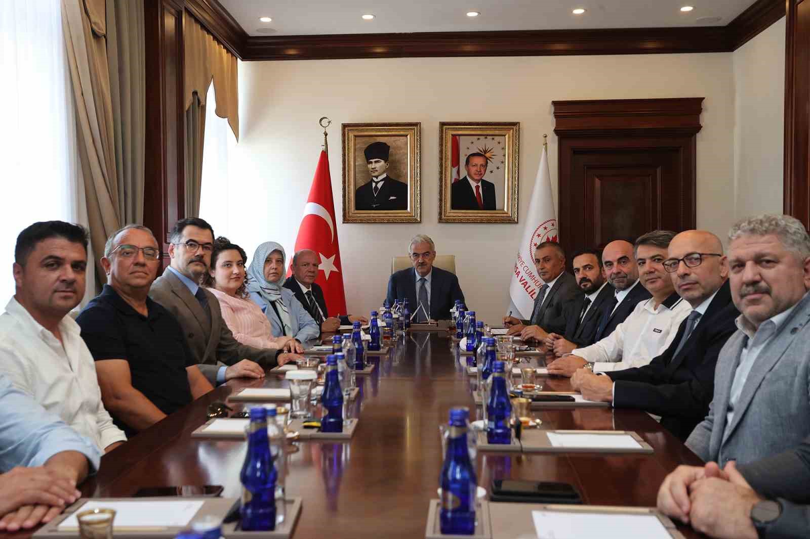 BURSA TİCARET BORSASI, MERHUM MECLİS BAŞKANI MEHMET AYDIN’IN VEFAT YIL DÖNÜMÜNDE ANLAMLI BİR PROTOKOLE İMZA ATTI. MÜLKİYETİ BURSA TİCARET BORSASI’NA AİT OLAN OKUL BİNASI, BURSA VALİLİĞİ’NDE DÜZENLENEN TÖRENLE MİLLÎ EĞİTİM BAKANLIĞI’NA DEVREDİLDİ. OKULUN ADI, MERHUM BAŞKANIN ANISINI YAŞATMAK AMACIYLA "BURSA TİCARET BORSASI MEHMET AYDIN İMAM HATİP ORTAOKULU" OLARAK DEĞİŞTİRİLDİ.