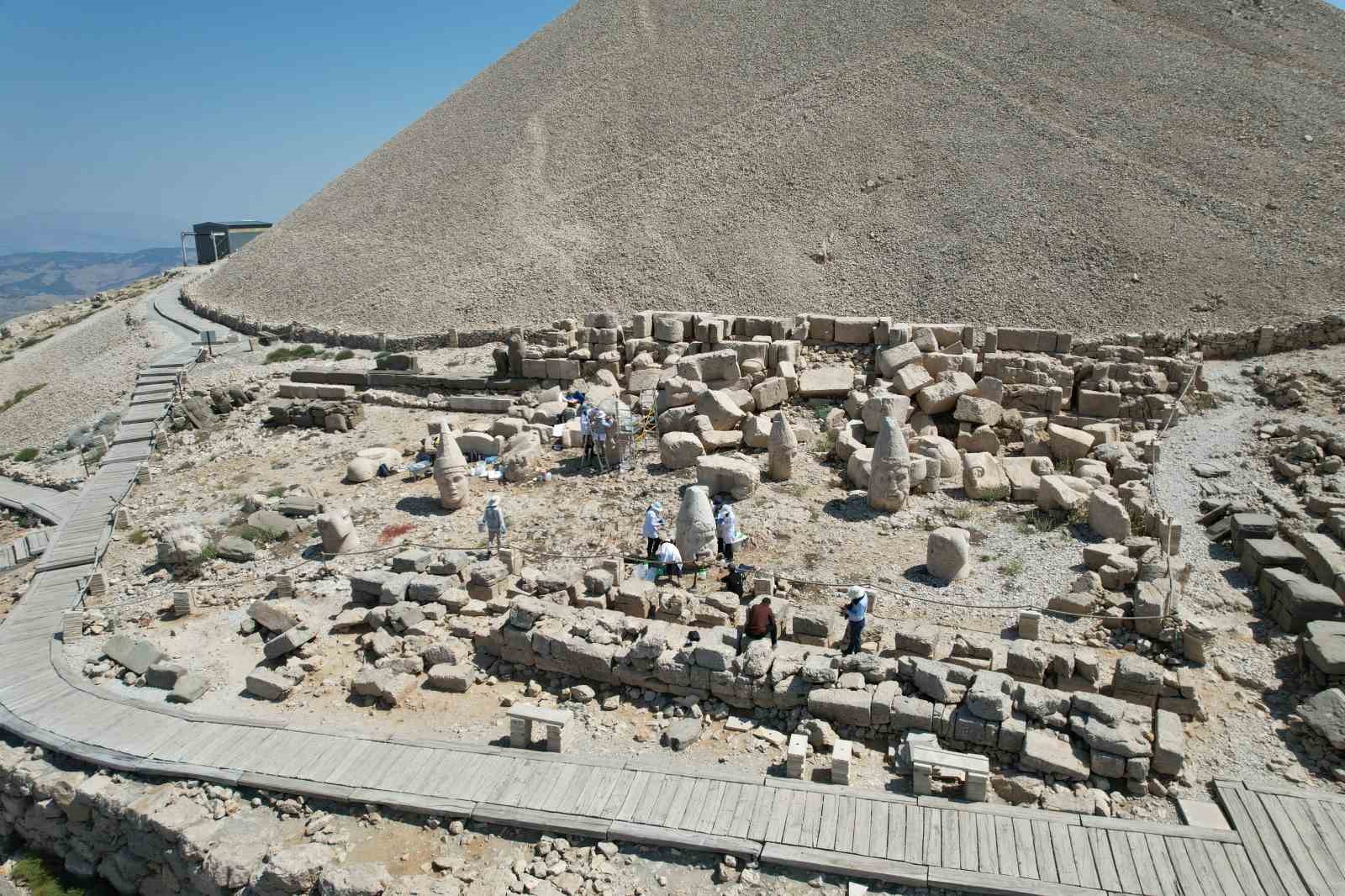 ADIYAMAN'DA UNESCO DÜNYA KÜLTÜR MİRASI LİSTESİ'NDE BULUNAN NEMRUT DAĞI'NDAKİ TARİHİ HEYKELLER, ZAMANA VE DOĞA ŞARTLARINA KARŞI NANO TEKNOLOJİYLE HAZIRLANAN ÖZEL KİREÇ ÇÖZELTİSİ KULLANILARAK GÜÇLENDİRİLİYOR.