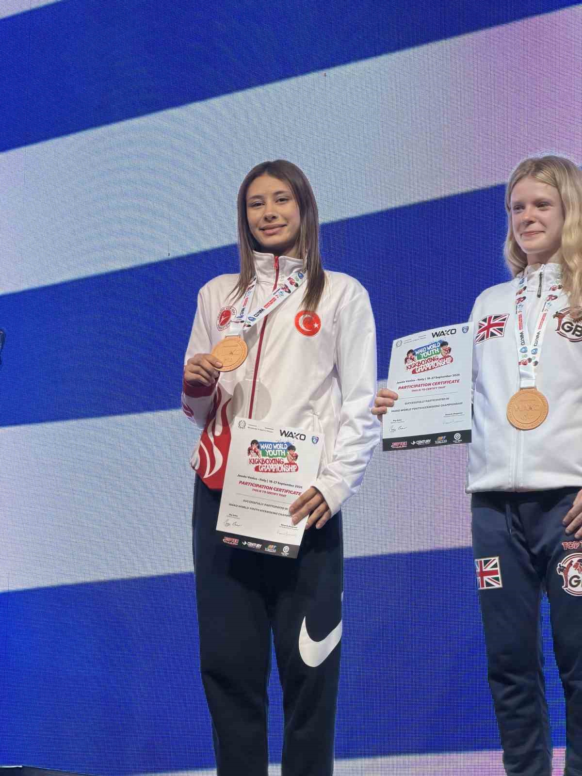 İTALYA’DA DÜZENLENEN 2026 KİCK BOKS DÜNYA ŞAMPİYONASI’NDA 50 KİLO GENÇ BAYANLAR LİGHT CONTACT KATEGORİSİNDE MÜCADELE EDEN BURSALI SPORCU ASLI SALIM, DÜNYA ÜÇÜNCÜSÜ OLARAK BRONZ MADALYA KAZANDI. SALIM, BURSA’YA DÖNÜŞÜNDE KULÜBÜ VE SEVENLERİ TARAFINDAN COŞKUYLA KARŞILANDI.