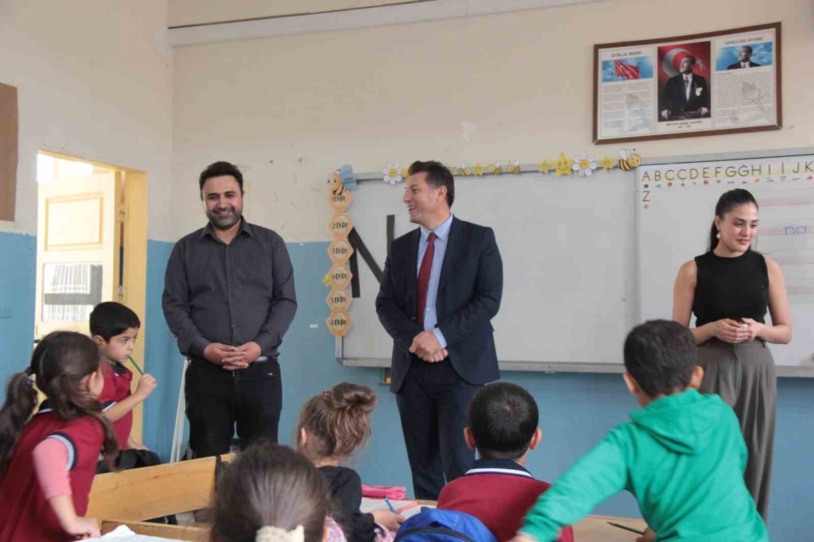CİZRE İLÇE MİLLİ EĞİTİM MÜDÜRÜ ŞAHAN İKE, METİN BOSTANCIOĞLU İLKOKULU VE MENDERES ORTAOKULUNU ZİYARET EDEREK ÖĞRENCİLERLE AYNI SIRAYI PAYLAŞTI, ÖĞRETMENLERİN MESLEKİ ADANMIŞLIĞI ÜZERİNE DEĞERLENDİRMELERDE BULUNDU.