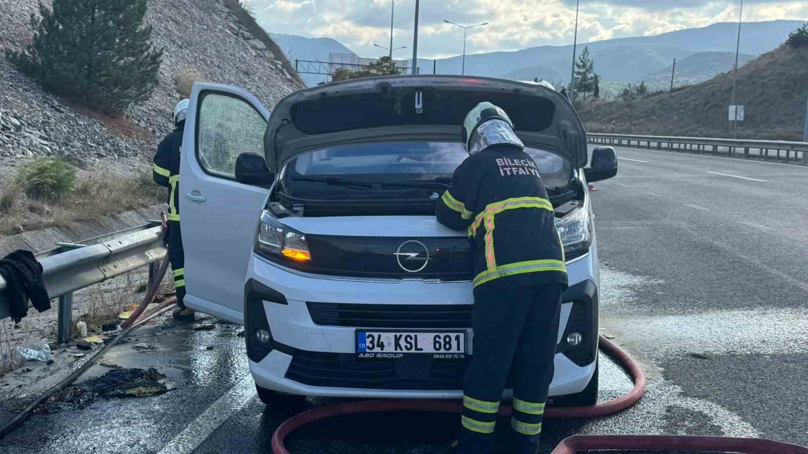 BİLECİK’TE SEYİR HALİNDEKİ TİCARİ ARAÇ ALEV ALDI