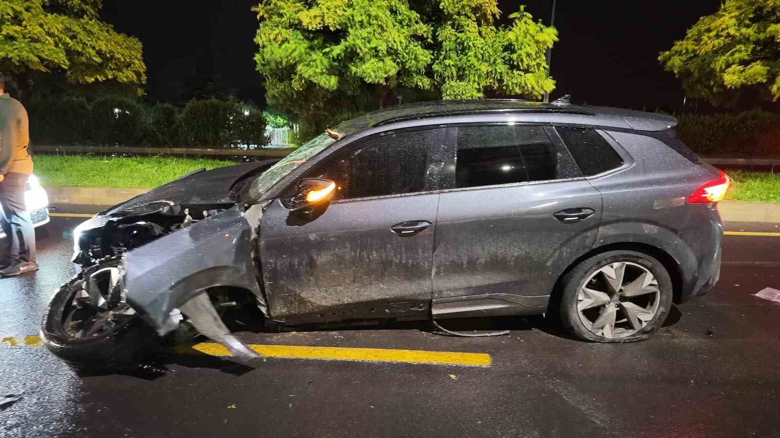NİĞDE’DE KONTROLDEN ÇIKARAK, REFÜJE ÇIKAN SUV ARAÇ AĞACA ÇARPTI. KAZADA HASAR ALAN ARAÇ KULLANILAMAZ HALE GELDİ.