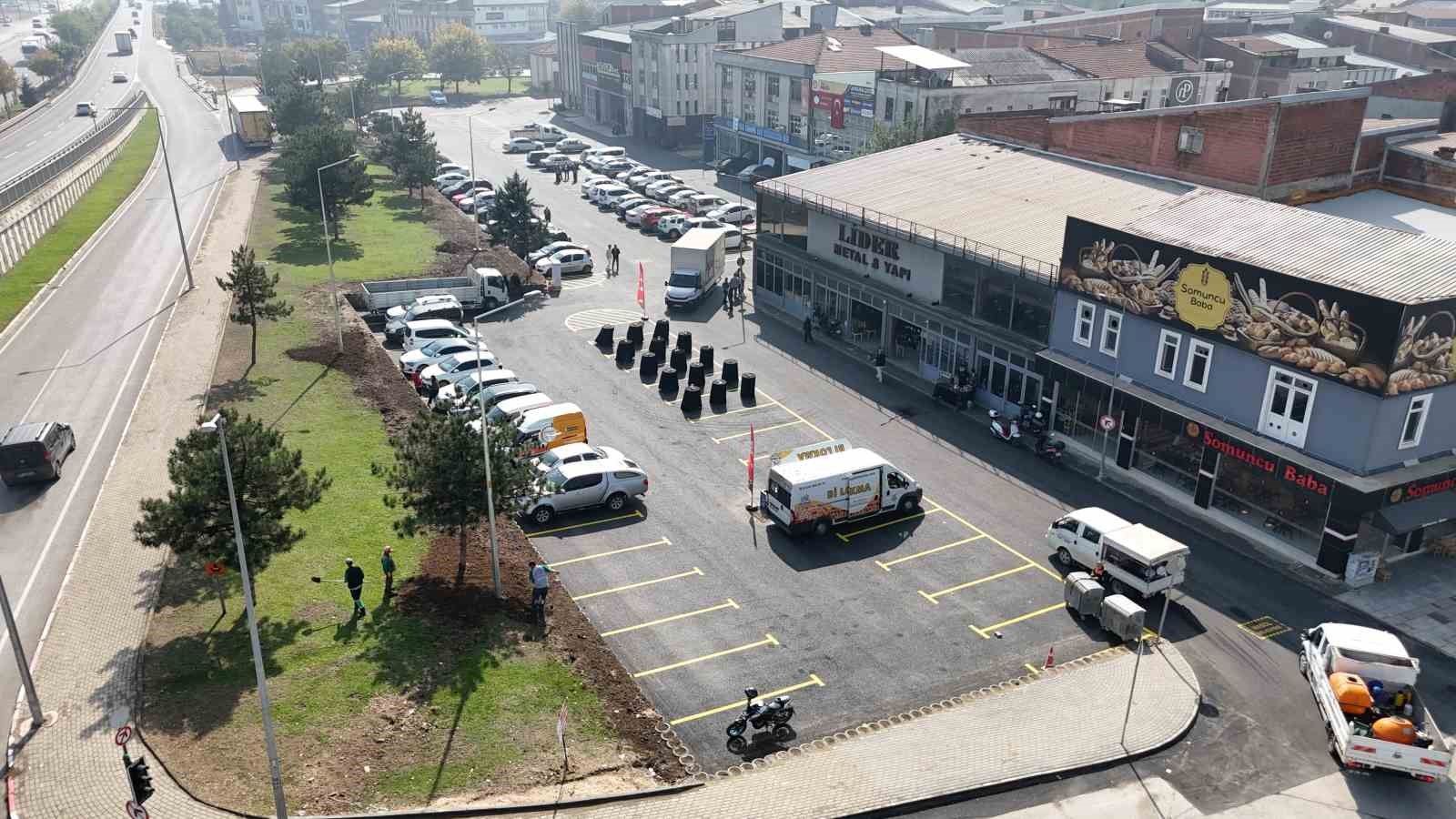 İNEGÖL BELEDİYESİ, 165 ARAÇLIK OTOPARKIN YAPIMI TAMAMLANDI. HEM BÖLGE ESNAFININ HEM DE MOBİLYA ALMAK İÇİN GELEN MİSAFİRLERİN SORUNSUZ ŞEKİLDE ARAÇLARINI PARK EDEBİLMESİNE İMKAN TANIYAN OTOPARKTA ESNAFLARLA BİR ARAYA GELEN BELEDİYE BAŞKANI ALPER TABAN, 5 BİN METREKARELİK ALANDA OLUŞTURULAN OTOPARKIN HAYIRLI OLMASINI DİLEDİ.