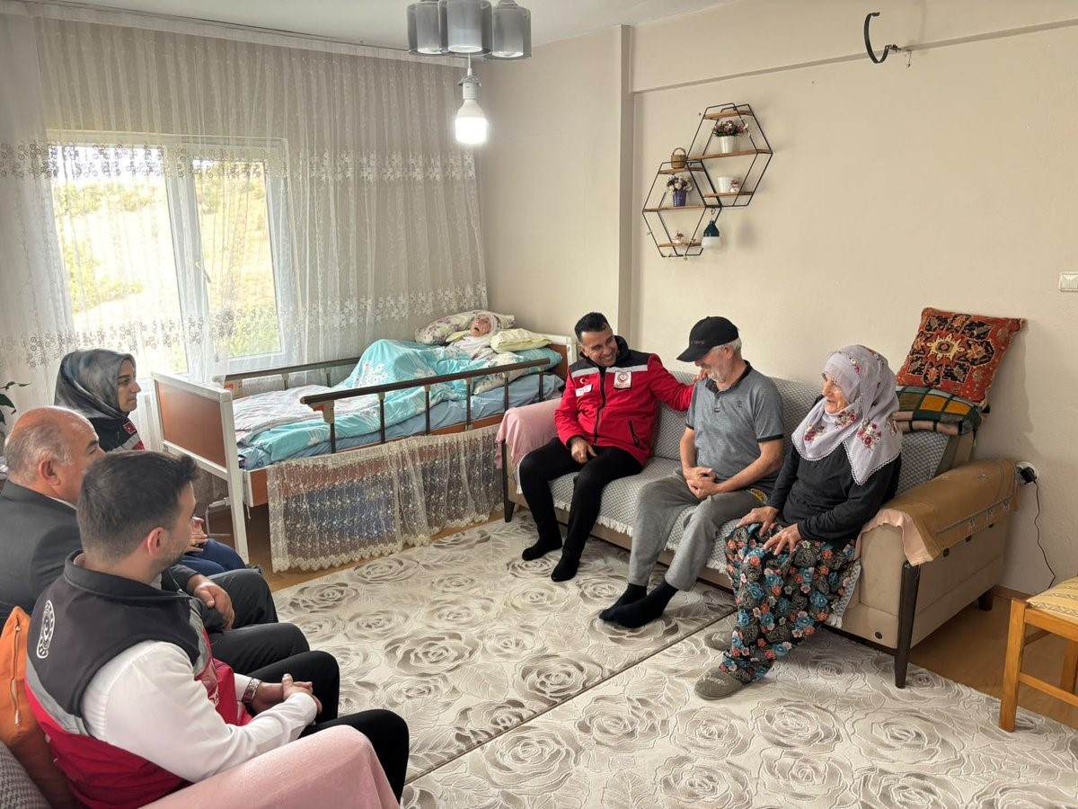 ERZURUM AİLE VE SOSYAL HİZMETLER İL MÜDÜRÜ HASAN AYKUT, İSPİR İLÇESİNDE YAŞAYAN 114 YAŞINDAKİ SALLİ NİNEYİ EVİNDE ZİYARET ETTİ.