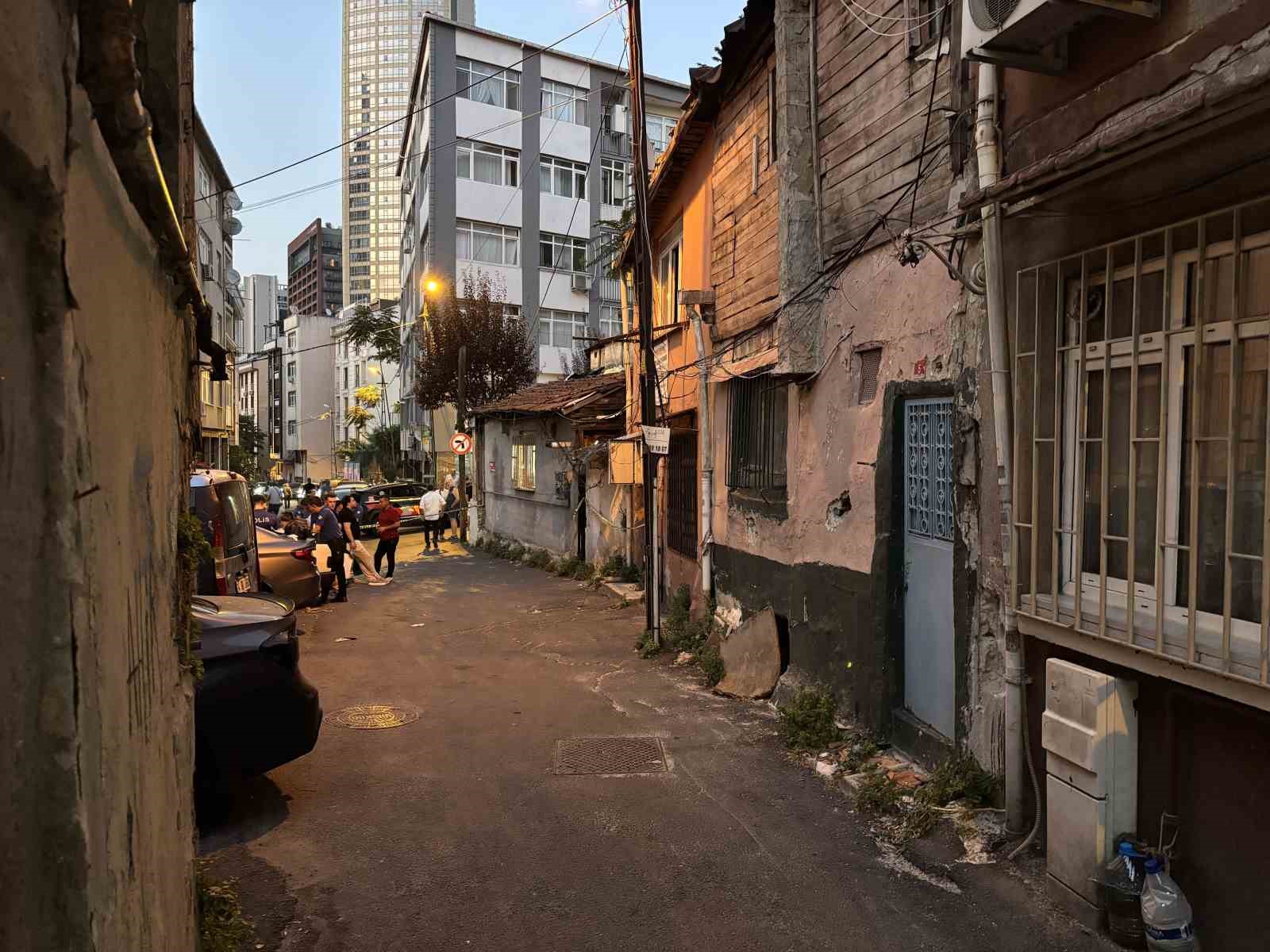 ŞİŞLİ’DE BİR BİNADAN YAYILAN KÖTÜ KOKU İHBARI ÜZERİNE OLAY YERİNE SEVK EDİLEN POLİS EKİBİ, APARTMAN DAİRESİNDE 52 YAŞINDAKİ ADAMI YATAĞINDA ÖLÜ HALDE BULDU.
