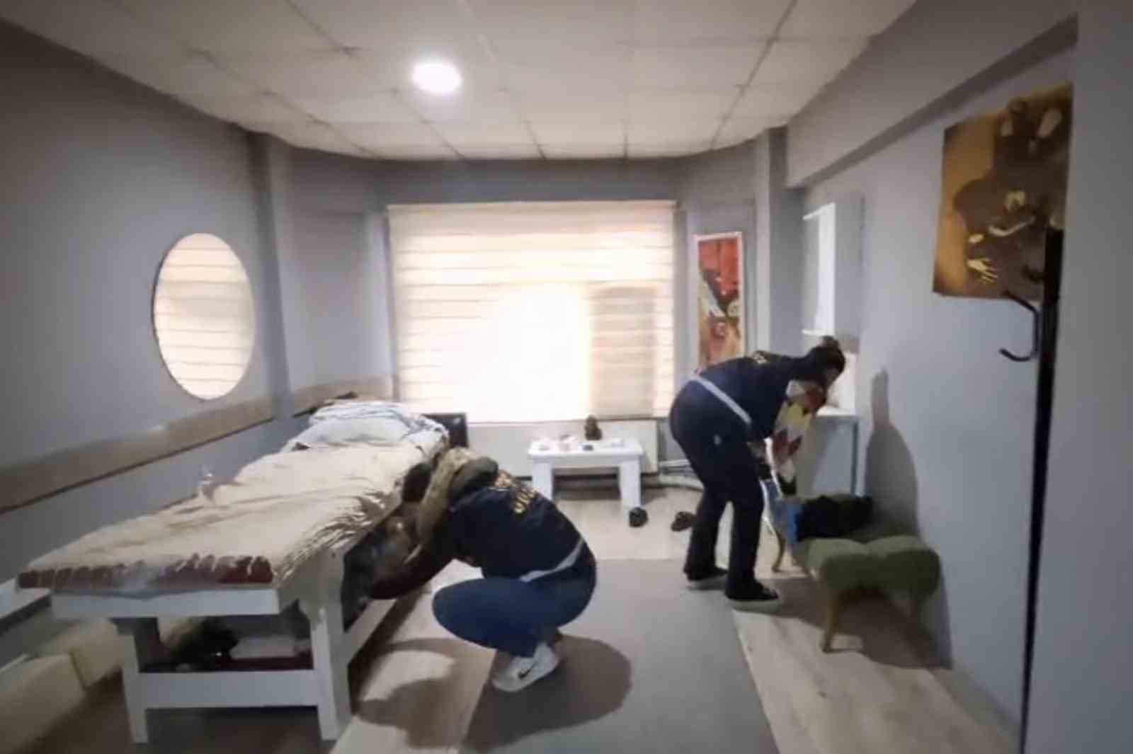 DÜZCE’DE MASAJ SALONLARINDA FUHUŞ YAPILDIĞI YÖNÜNDEKİ İHBARLAR ÜZERİNE YÜRÜTÜLEN SORUŞTURMA KAPSAMINDA 7 ŞÜPHELİ GÖZALTINA ALINDI. ADLİYEYE SEVK EDİLEN ŞÜPHELİLERDEN 5’İ TUTUKLANIRKEN, 1 KİŞİ ADLİ KONTROL ŞARTIYLA SERBEST BIRAKILDI, 1 ŞÜPHELİ İSE SAVCILIK İFADESİNİN ARDINDAN SERBEST KALDI.