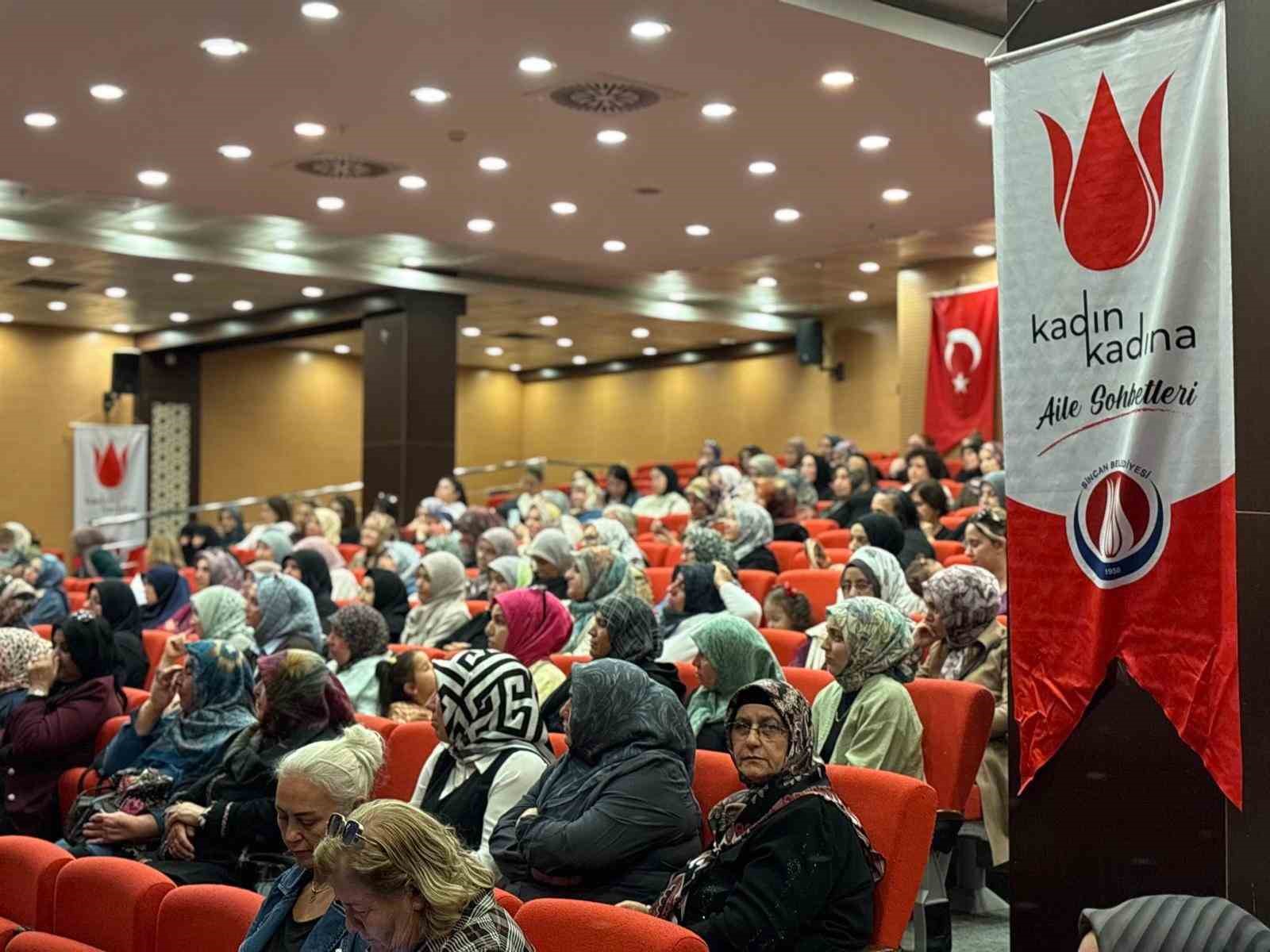 LALE KONFERANS SALONU'NDA GERÇEKLEŞEN SÖYLEŞİDE, AİLE İÇİNDE VERİLEN DİNİ EĞİTİMİN ÖNEMİ, ÖZELLİKLE ERGENLİK DÖNEMİNDE GÖRÜLEN KİMLİK ARAYIŞI GİBİ ÇEŞİTLİ KONULAR ÜZERİNE DETAYLI BİR SOHBET GERÇEKLEŞTİRİLDİ.