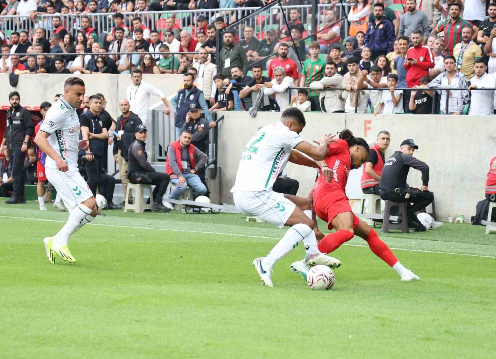 TRENDYOL SÜPER LİG’İN 8. HAFTASINDA AMED SPORTİF FAALİYETLER, SAHASINDA KONYASPOR İLE MÜCADELE EDİYOR. MÜSABAKANIN İLK YARISI GOLSÜZ EŞİTLİK İLE SONUÇLANDI.