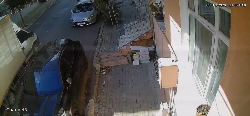 İSTANBUL AVCILAR’DA MAHALLEDE DİLENCİLİK YAPTIĞI SÖYLENEN YAŞLI BİR KADIN, GERİ GERİ GELEN YAPAN KAMYONETİN ALTINA KALARAK HAYATINI KAYBETTİ. YAŞANAN ANLAR GÜVENLİK KAMERASI TARAFINDAN KAYDEDİLDİ.