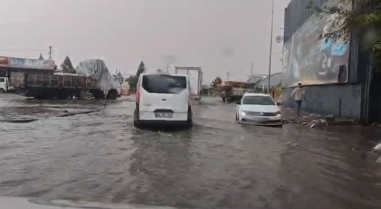 GAZİANTEP’TE SAĞANAK YAĞIŞ SONRASI YOLLAR GÖLE DÖNDÜ