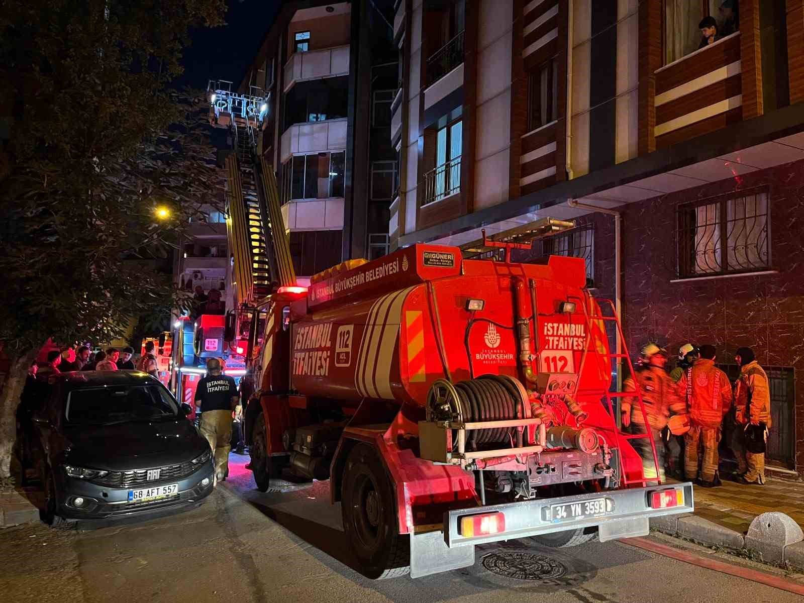 ESENLER’DE 4 KATLI BOŞ BİNANIN ÇATISINDA YANGIN