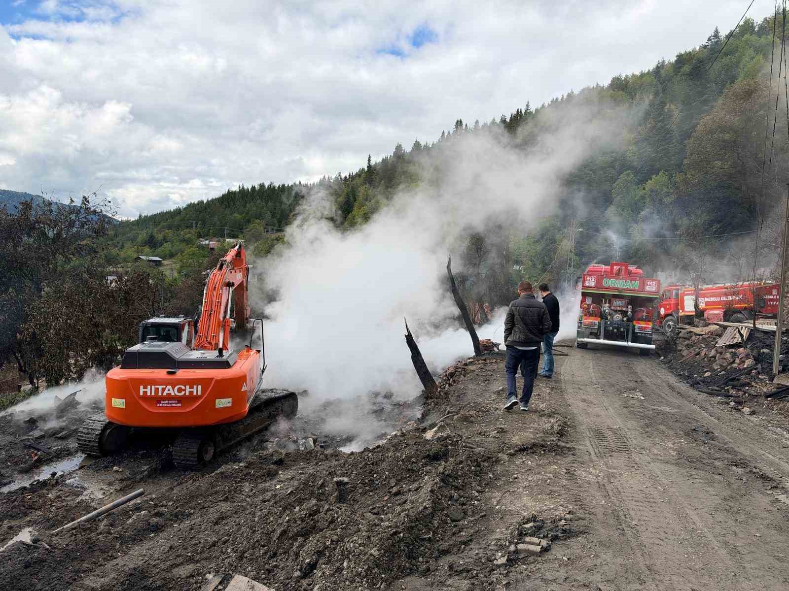 KASTAMONU'NUN İNEBOLU İLÇESİNDE 11 EVİN YANDIĞI KÖYDE İNEBOLU KAYMAKAMLIĞI VE İL ÖZEL İDARESİ EKİPLERİNCE SOĞUTMA VE ENKAZ KALDIRMA ÇALIŞMALARI DEVAM EDİYOR.