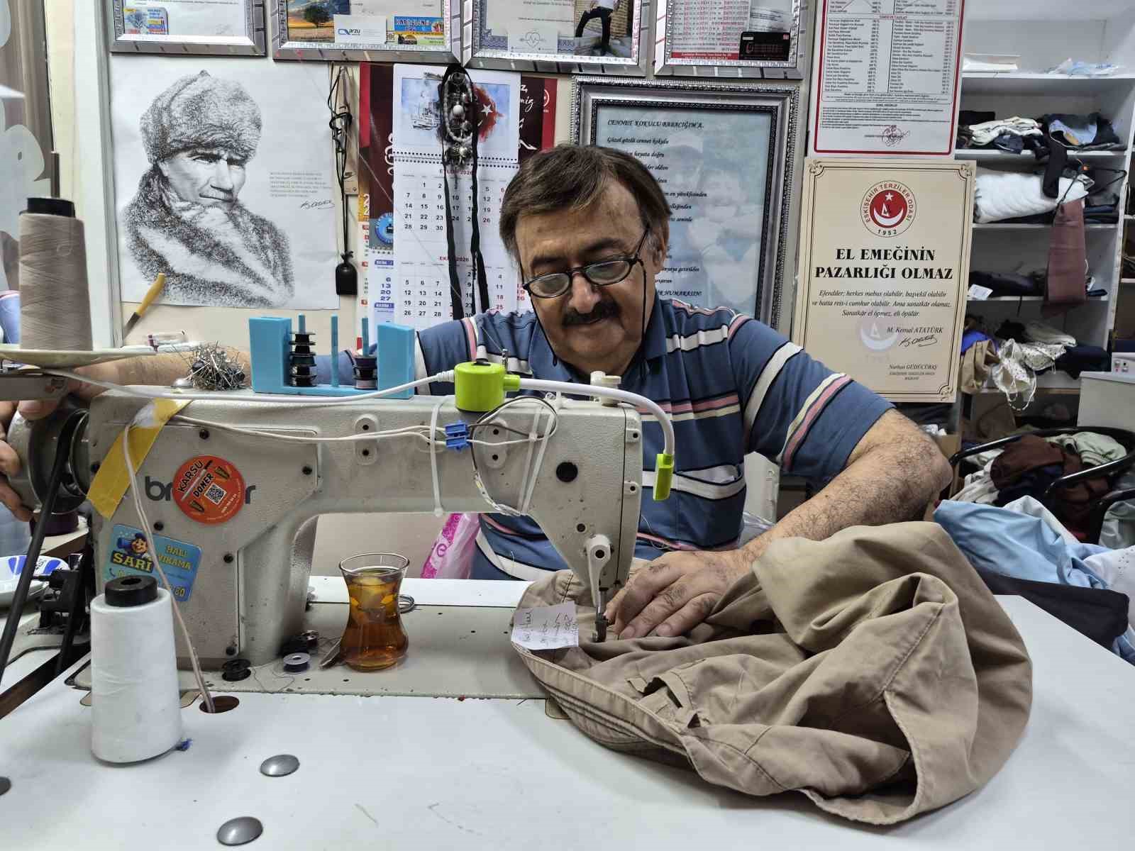 ESKİŞEHİR'DE TERZİLİK YAPAN YAŞAR KEMAL, YILLARDIR SEVEREK İCRA ETTİĞİ MESLEĞİNDE BOZULAN KUMAŞ KALİTELERİNDEN DOLAYI KIYAFET DİKİMİ YAPMAYI BIRAKTIĞINI BELİRTTİ.