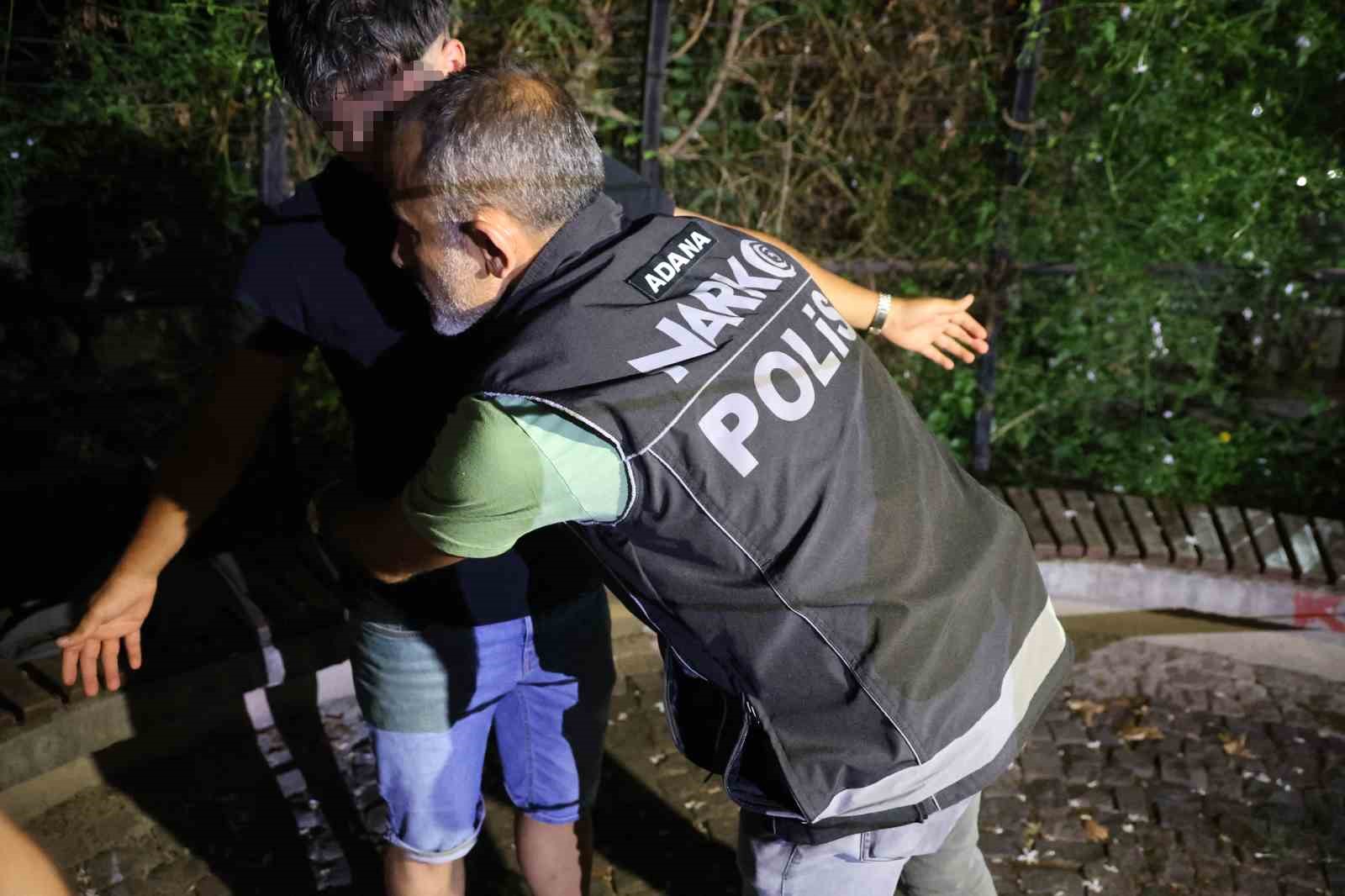 ADANA’NIN KOZAN İLÇESİNDE POLİS EKİPLERİ TARAFINDAN "KOZAN’A GÜVEN" UYGULAMALARI KAPSAMINDA ÖZELLİKLE ÇOCUK PARKLARI, METRUK BİNA VE SOKAKLARDA NARKOTİK DENETİMİ GERÇEKLEŞTİRİLDİ.