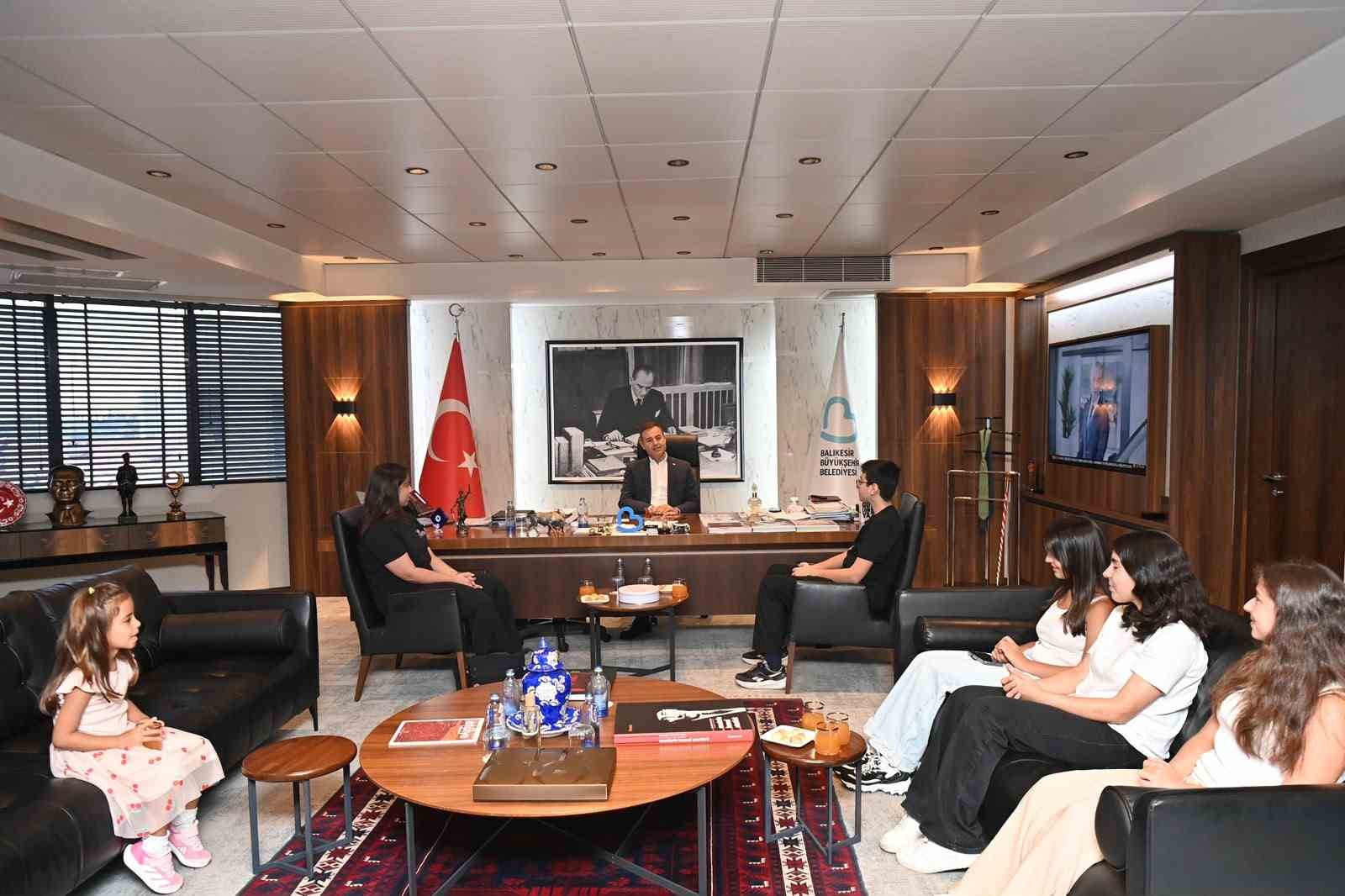 BAŞKAN AHMET AKIN, LGS BİRİNCİLERİNİ MAKAMINDA AĞIRLADI