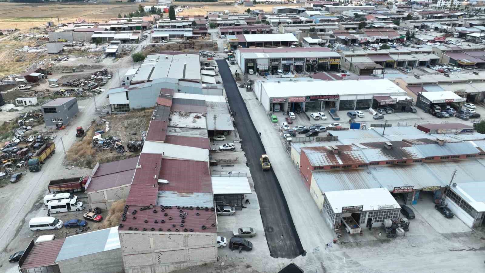 SORGUN BELEDİYESİ, İLÇE GENELİNDEKİ ULAŞIM ALTYAPISINI GÜÇLENDİRME ÇALIŞMALARI KAPSAMINDA SORGUN SANAYİ SİTESİ’NDE KAPSAMLI ASFALT SERİM ÇALIŞMASI BAŞLATTI.-