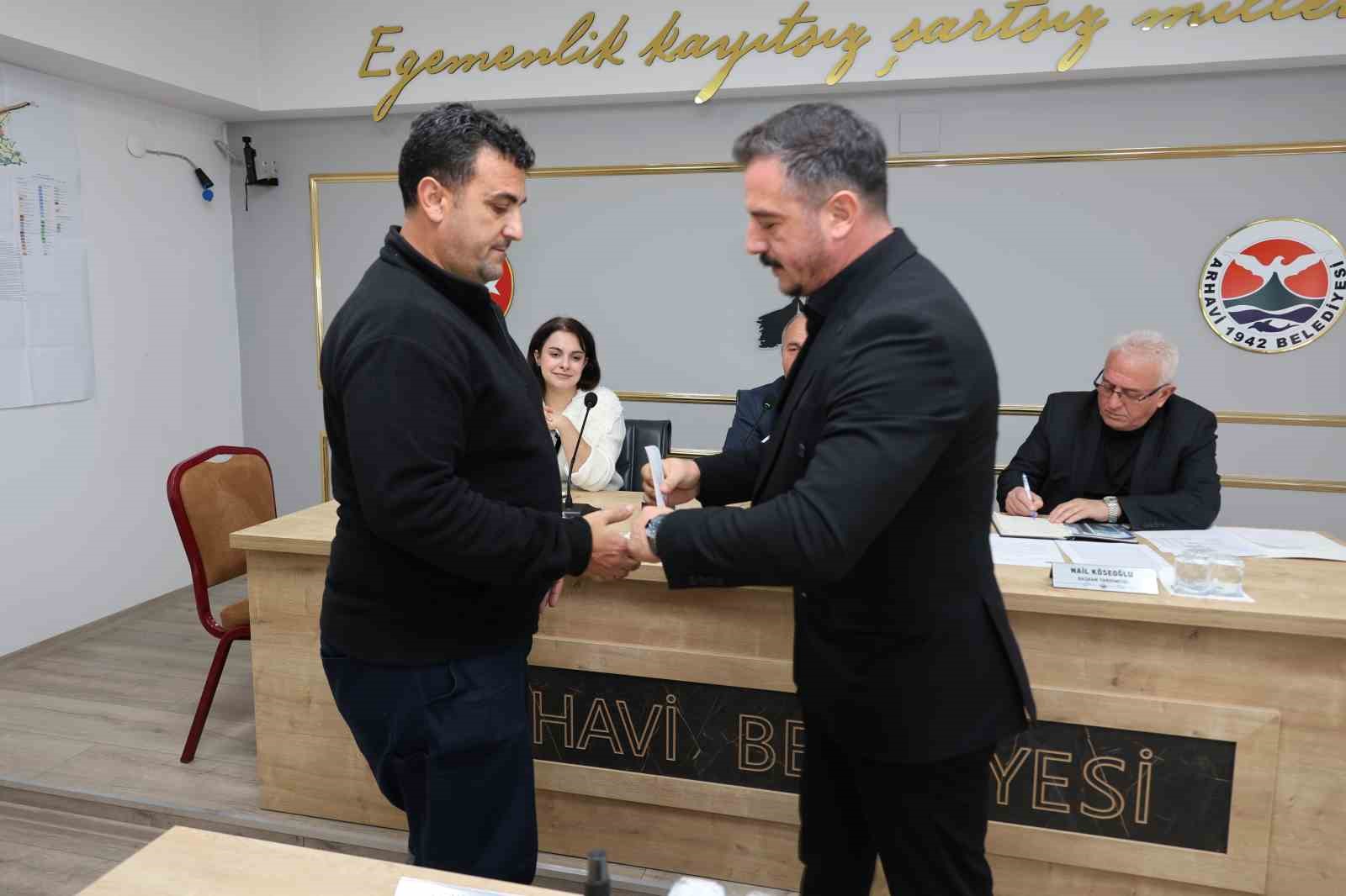 ARTVİN’İN ARHAVİ İLÇESİNDE GÖREVİ SIRASINDA BULDUĞU ALTINI SAHİBİNE TESLİM EDEN BELEDİYE PERSONELİ YAŞAR ŞİMŞEK, 5 BİN TL İLE ÖDÜLLENDİRİLDİ.
