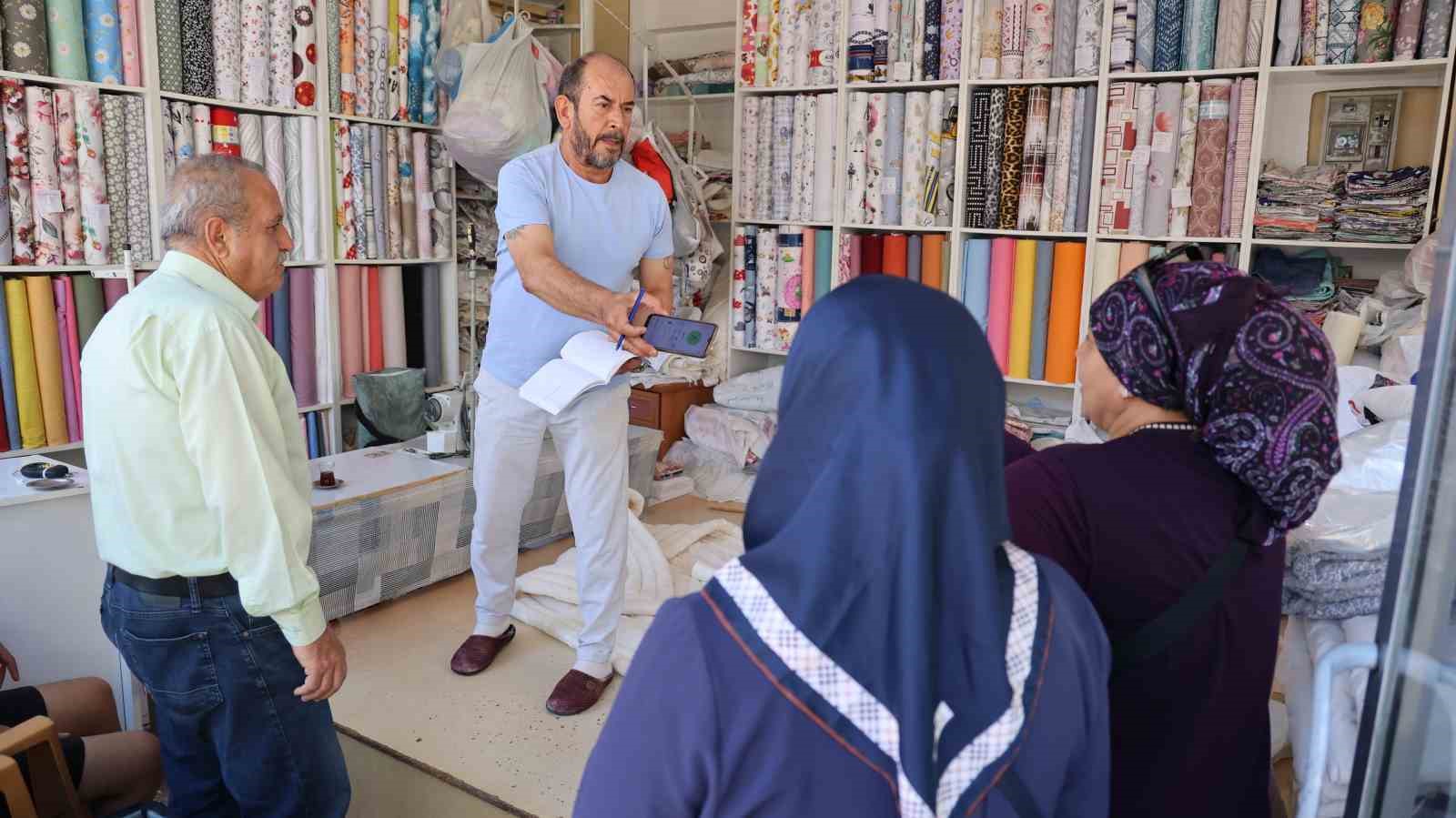 AĞUSTOS AYININ SON GÜNLERİNE KADAR MEMLEKETLERİNDE KALAN GURBETÇİLER, ALIŞVERİŞLERİNİN YANI SIRA GELENEKSEL EL YAPIMI YORGANLARI DA TERCİH EDİYOR.