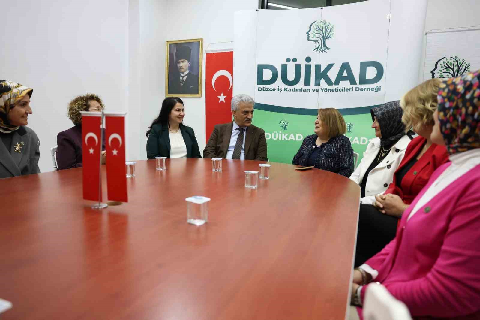 DÜZCE VALİSİ MEHMET MAKAS, EŞİ ELİF MAKAS İLE BİRLİKTE DÜZCE İŞ KADINLARI VE YÖNETİCİLERİ DERNEĞİ’NE (DÜİKAD) İADEİZİYARETTE BULUNDU.