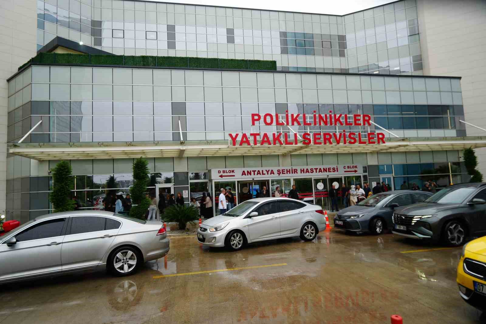 ANTALYA ŞEHİR HASTANESİ'NDE KEMOTERAPİ VE RADYOTERAPİ UYGULANAN AYŞENUR'UN TEDAVİSİNDE İLK DEĞERLENDİRMELERDE BELİRGİN YANIT ALINDI. KEMOTERAPİSİ DEVAM EDEN KÜÇÜK KIZ, "BOYNUMDA BİR ŞİŞLİK VARDI, KAYBOLDU. HİÇBİR HASTALIK OLMADI, BOĞAZIMDA ACIMA YOK" DEDİ.