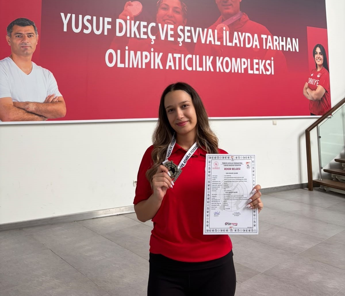 MANİSALI MİLLİ SPORCU İREM DENKTAŞ, MERSİN’İN ERDEMLİ İLÇESİNDE DÜZENLENEN OLİMPİK BRANŞLAR ATEŞLİ SİLAHLAR FEDERASYON KUPASI’NDA ELDE ETTİĞİ DERECEYLE DİKKAT ÇEKTİ. 50 METRE TÜFEK 3X20 KATEGORİSİNDE 584 PUAN ALAN DENKTAŞ, TÜRKİYE REKORUNUN ÜZERİNDE BİR DERECEYE İMZA ATARAK OLİMPİK KADROYA GİRMEYE HAK KAZANDI.