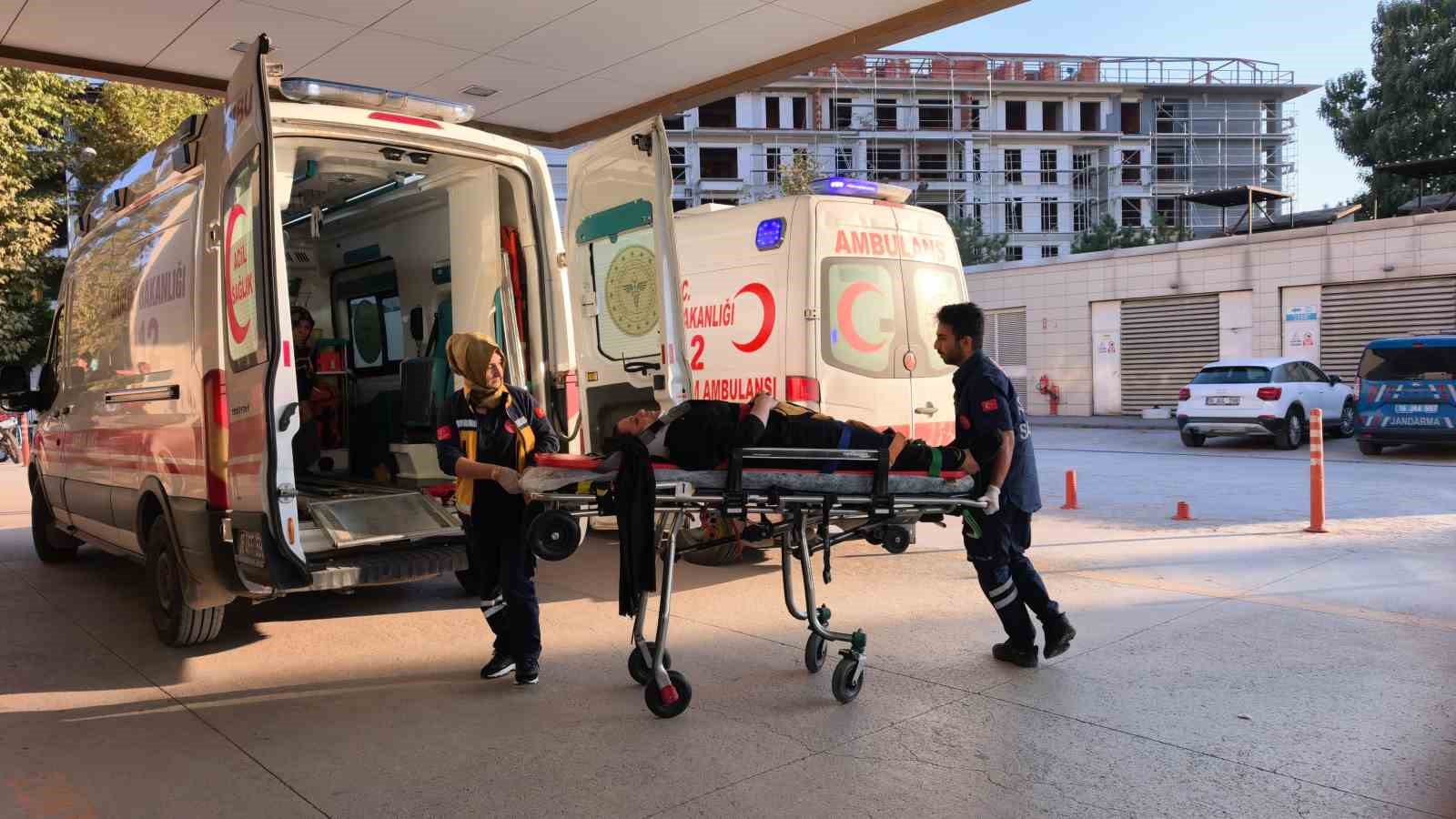 BURSA’NIN İNEGÖL İLÇESİNDE KONTROLDEN ÇIKAN OTOMOBİLİN DERE YATAĞINA YUVARLANDIĞI KAZADA 5 KİŞİ YARALANDI.