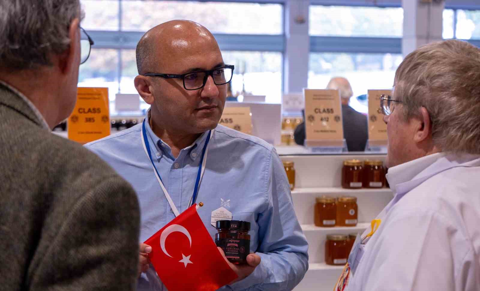 İNGİLTERE'DE KAZANILAN ALTIN MADALYAYI DEĞERLENDİREN ARICI CELAL ÇAY (FOTOĞRAFTA), ULUSLARARASI YARIŞMADA TÜRKİYE'Yİ TEMSİL ETMEKTEN BÜYÜK MUTLULUK DUYDUKLARINI BELİRTİ.