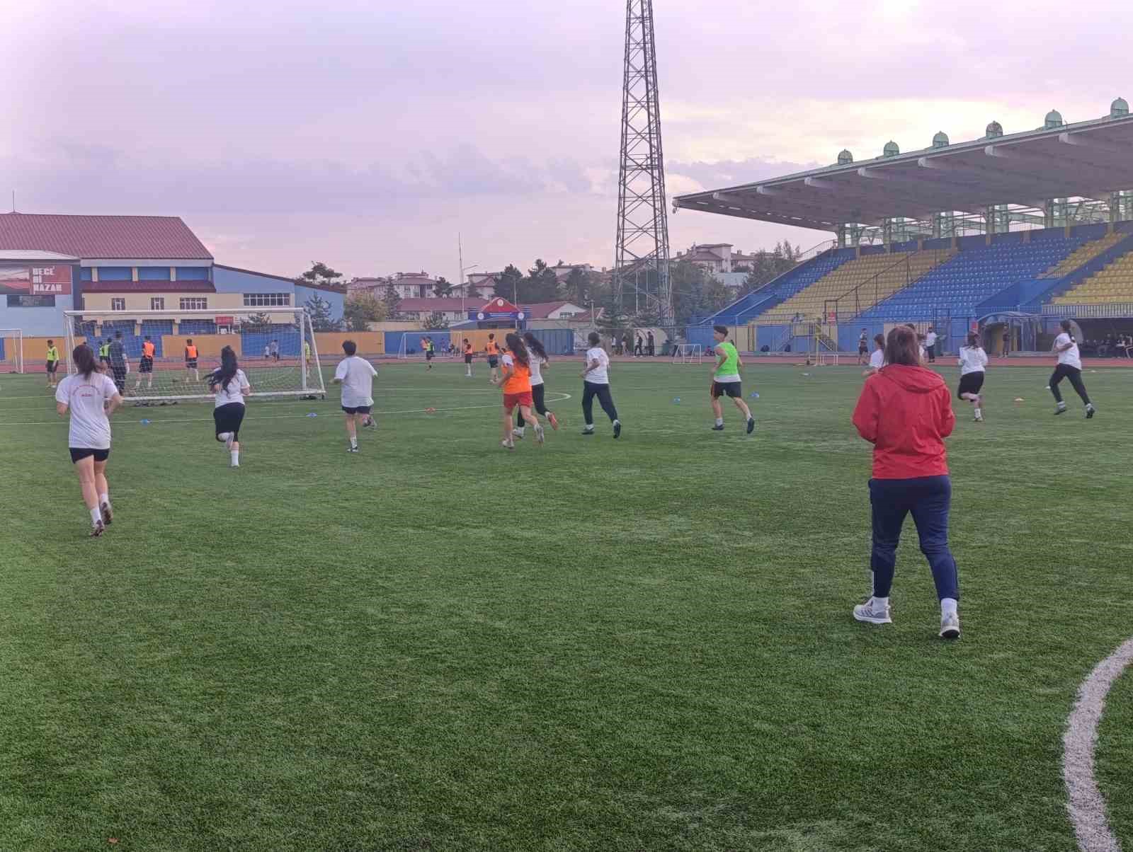 AĞRI VALİSİ ÖNDER BOZKURT’UN DESTEKLERİYLE TÜRKİYE FUTBOL FEDERASYONU (TFF) KADINLAR 2. LİGİ'NDE MÜCADELESİNİ SÜRDÜREN KADIN FUTBOL TAKIMI, 2026-2027 SEZONUNDA 1. LİG'E YÜKSELME HEDEFİYLE HAZIRLIKLARINA DEVAM EDİYOR.