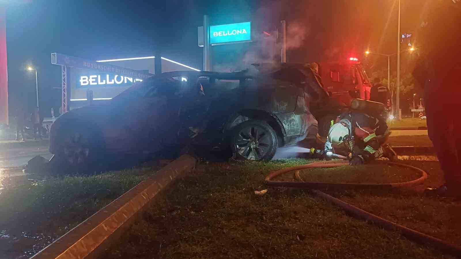 AYDIN’IN EFELER İLÇESİNDE TIRLA ÇARPIŞTIKTAN SONRA ALEV TOPUNA DÖNEN TESLA MARKA ELEKTRİKLİ OTOMOBİLİN YANGININA İTFAİYE EKİPLERİ, 3 BİN DERECEYE KADAR DAYANIKLI ÖZEL YANGIN BATTANİYESİYLE MÜDAHALE ETTİ, YAKLAŞIK 3 SAAT SÜREN ÇALIŞMALARIN ARDINDAN SÖNDÜRÜLEN OTOMOBİL İSE KÜLE DÖNDÜ.