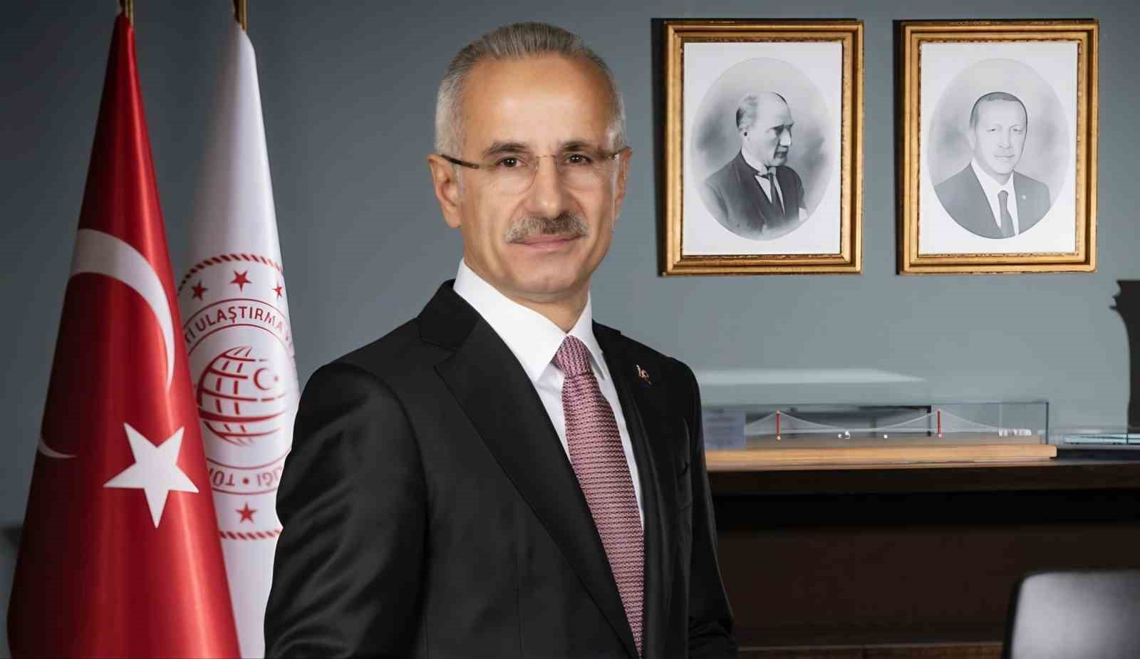 ULAŞTIRMA VE ALTYAPI BAKANI ABDULKADİR URALOĞLU, "36 KİLOMETRELİK YHT GAR-ESENBOĞA HAVALİMANI RAYLI SİSTEM HATTI’NI 12 İSTASYONLA HİZMETE SUNACAĞIZ. HATTIMIZIN 3 KESİMİNDE DE YER TESLİMİNİ TAMAMLADIK, MOBİLİZASYON VE ŞANTİYE KURULUMU ÇALIŞMALARI DEVAM EDİYOR" DEDİ.