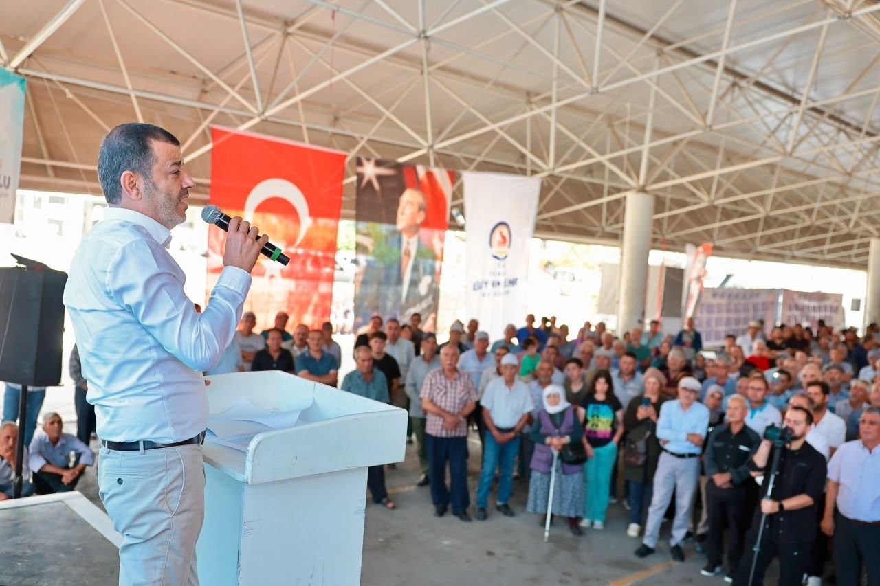 DENİZLİ BÜYÜKŞEHİR BELEDİYE BAŞKANI BÜLENT NURİ ÇAVUŞOĞLU, ÇAMELİ İLÇESİNDE GERÇEKLEŞTİRİLEN MAZOT KART DAĞITIM TÖRENİNDE ÜRETİCİLERLE BİR ARAYA GELDİ. ŞEHRİN HER NOKTASINDA VATANDAŞLARIN YAŞAM KALİTESİNİ ARTIRMAYI HEDEFLEYEN PROJELERİ HAYATA GEÇİRDİKLERİNİ BELİRTEN BAŞKAN ÇAVUŞOĞLU, BÖLGEDEKİ ULAŞIM SORUNLARINI ÇÖZECEK İKİ ÖNEMLİ YATIRIMIN MÜJDESİNİ VERDİ.
