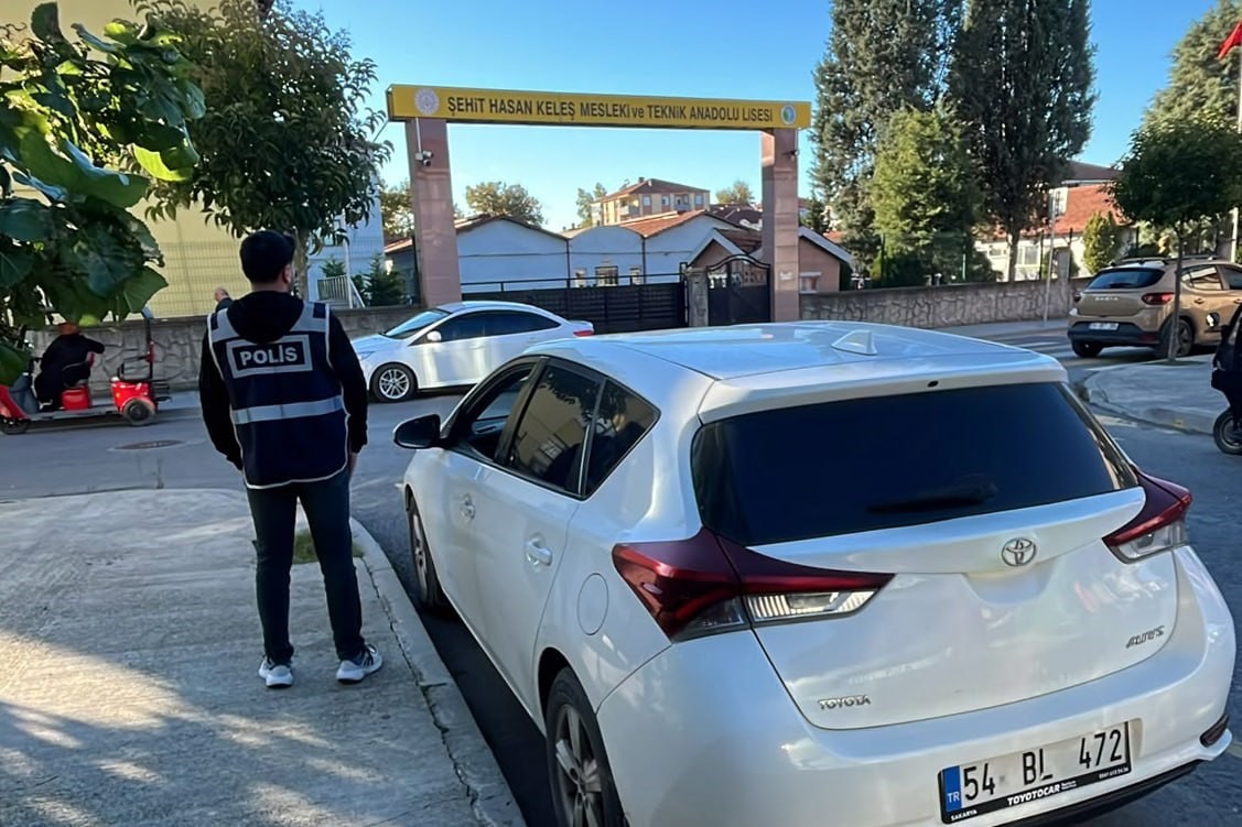 SAKARYA’NIN KARASU İLÇESİNDE ÖĞRENCİLERİN GÜVENLİĞİNİ ARTIRMAK VE OKUL ÇEVRESİNDE HUZUR ORTAMINI SAĞLAMAK AMACIYLA İLÇE EMNİYET MÜDÜRLÜĞÜ EKİPLERİ, EĞİTİM SAATLERİ BOYUNCA OKUL ÇEVRELERİNDE NÖBET TUTTU.