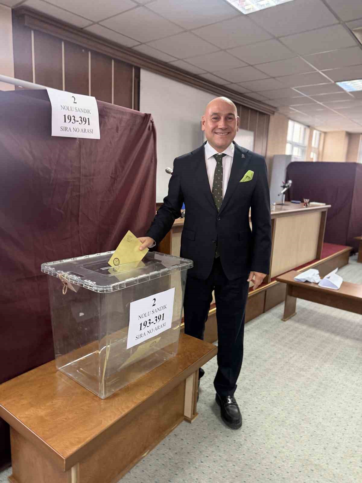 AKHİSAR TİCARET BORSASI SEÇİMLERİNDE 391 ÜYEDEN 356’SI SANDIK BAŞINA GİTTİ. 355 GEÇERLİ OYUN 168’İNİ ALAN MEVCUT BAŞKAN ALPER ALHAT’IN YEŞİL LİSTESİ SEÇİMİ ÖNDE TAMAMLADI.