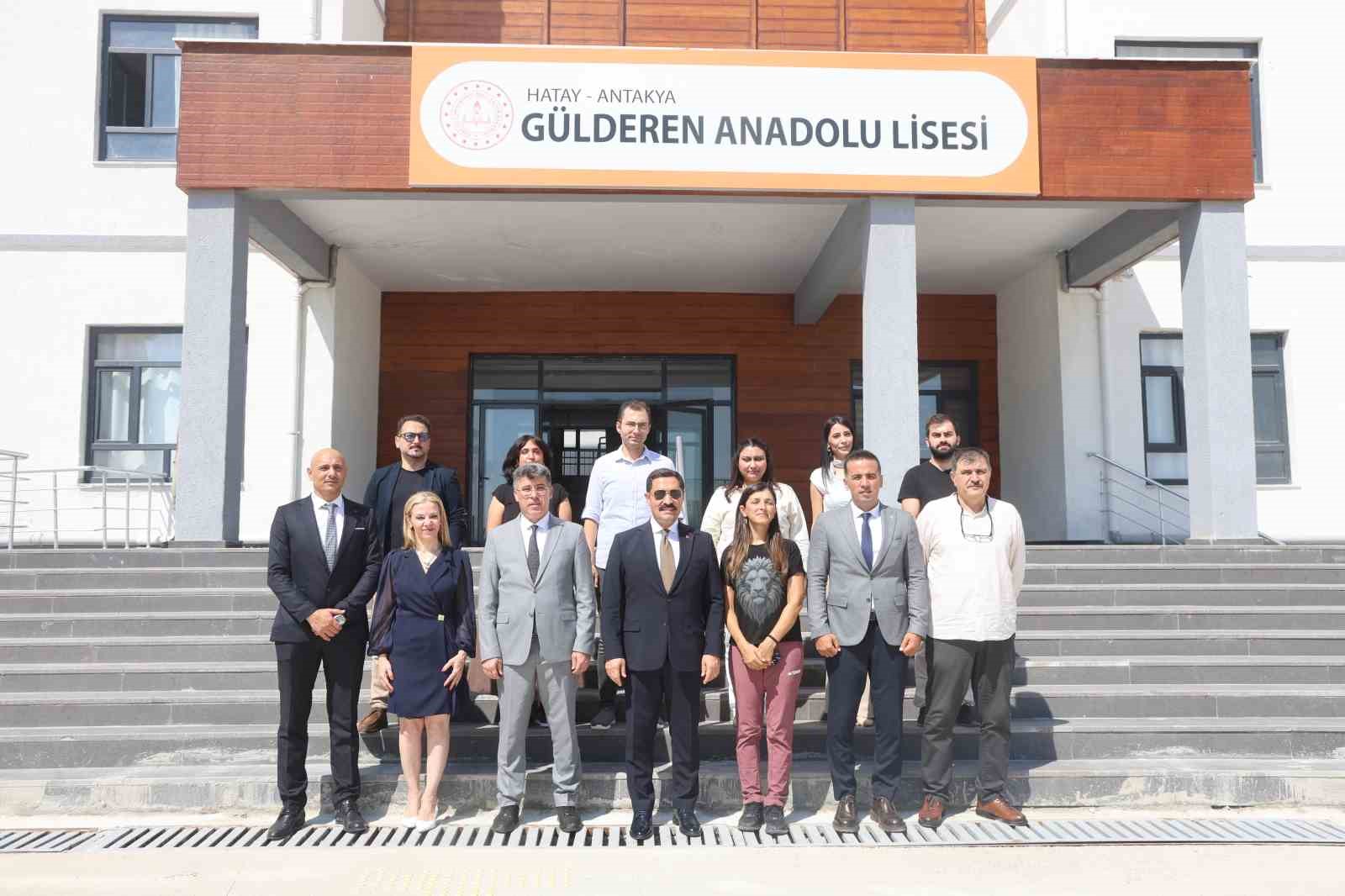 KAHRAMANMARAŞ MERKEZLİ DEPREMLERDE HATAY’DA 210 EĞİTİM KURUMU YIKILIRKEN, KENTTE YÜRÜTÜLEN YENİDEN İNŞA ÇALIŞMALARI KAPSAMINDA 254 YENİ OKUL HİZMETE AÇILDI. DEPREM SONRASI 145 EĞİTİM KURUMUNUN GÜÇLENDİRME ÇALIŞMASI TAMAMLANIRKEN, 47 YENİ OKULUN İNŞAATININ DA SÜRDÜĞÜ ÖĞRENİLDİ.
