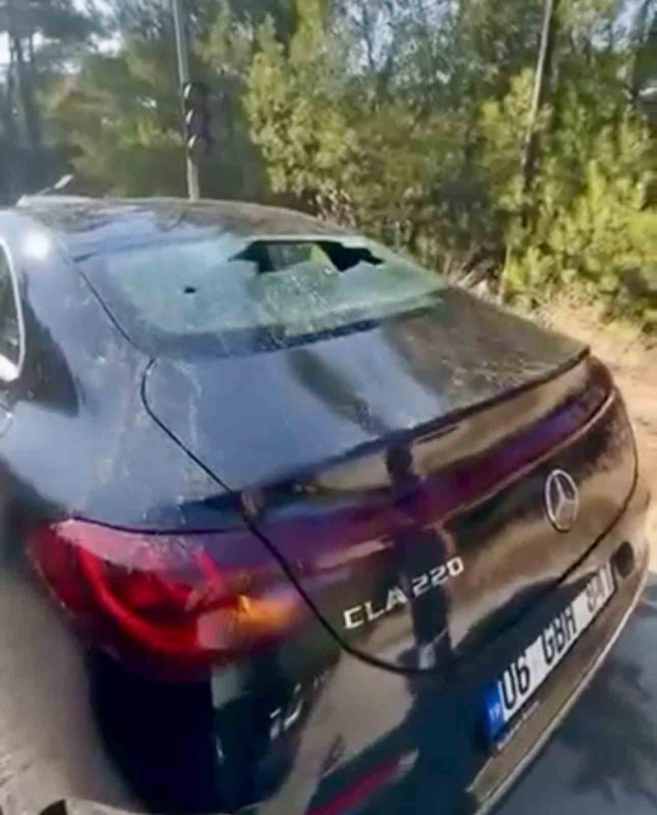 ANA İSALE HATTI PATLADI, SU METRELERCE YÜKSELDİ: FIRLAYAN TAŞLAR LÜKS ARACIN CAMINI PARÇALADI