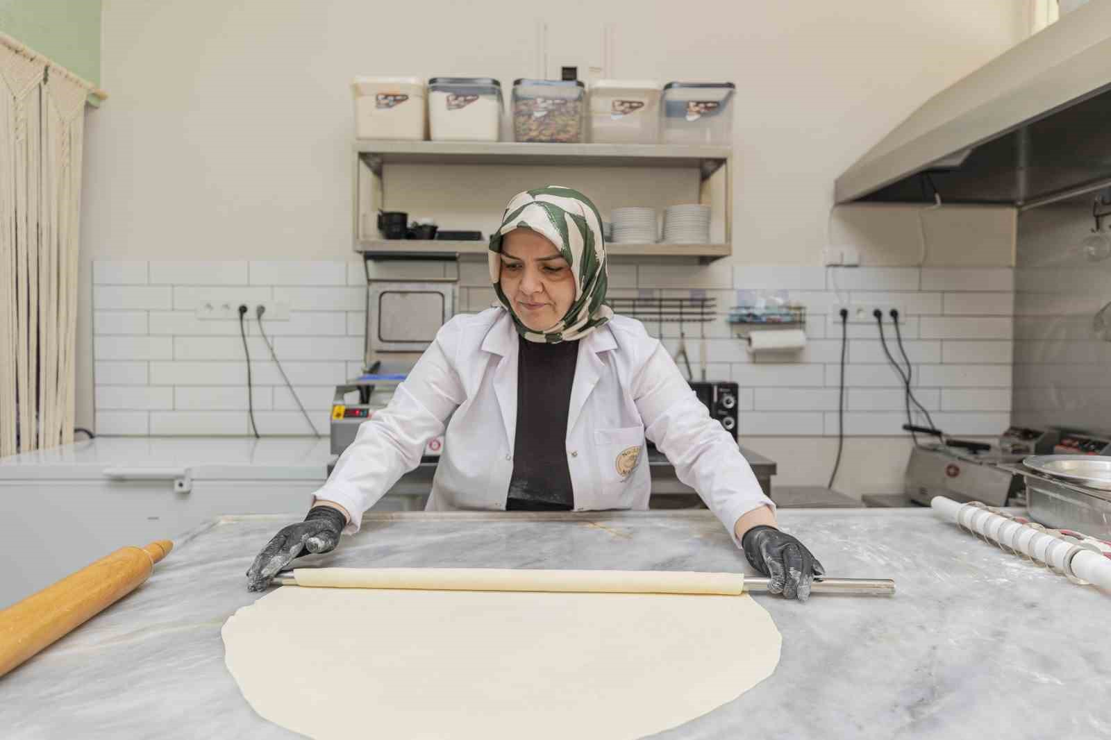 MERSİN’DE EVİNDE MANTI YAPARAK BAŞLADIĞI ÜRETİM YOLCULUĞUNU ÜRETİCİ KADIN STANTLARINA TAŞIYAN AYŞE YALÇINER, BURADA KAZANDIĞI DENEYİM VE ÖZGÜVENLE KENDİ İŞLETMESİNİ AÇTI.