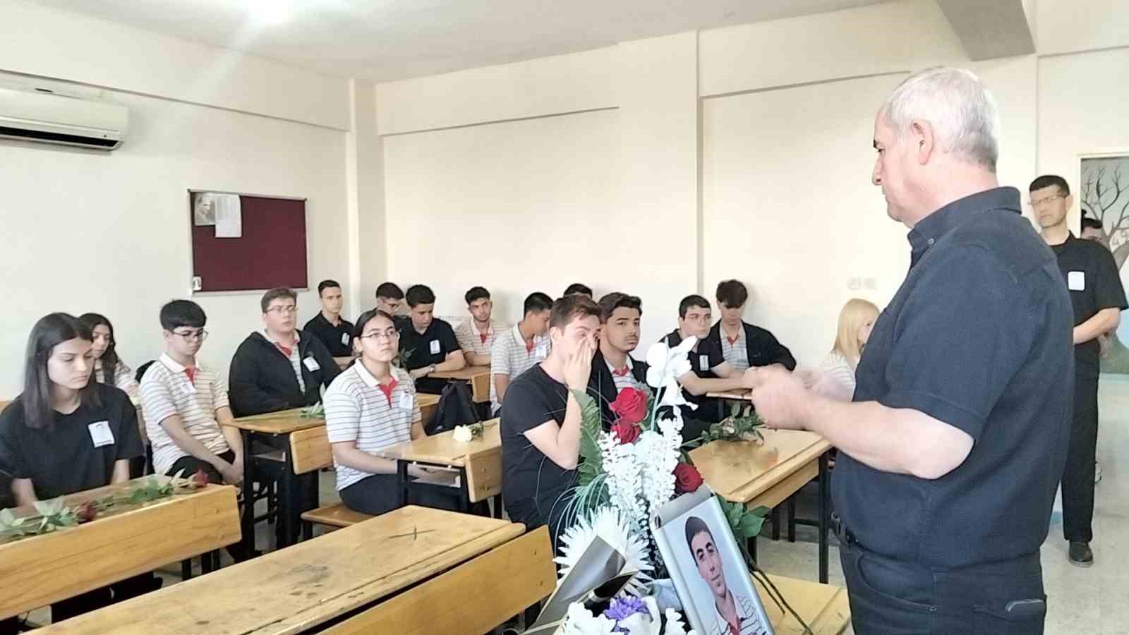 KELEBEKLİ’NİN SINIF ARKADAŞLARI, BOŞ KALAN SIRASINA ÇİÇEK BIRAKARAK GÖZYAŞLARINA HAKİM OLAMADI.