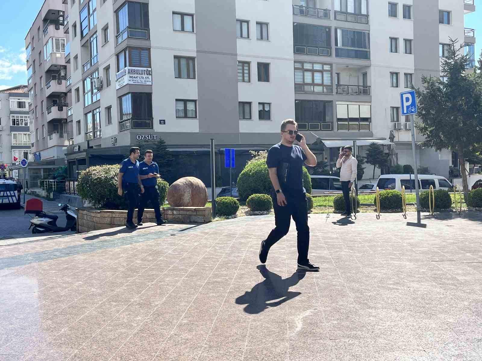 AVUKATLAR, İCRA MEMURLARI VE POLİS EKİPLERİ EŞLİĞİNDE İŞLEMLERİ GERÇEKLEŞTİRMEK ÜZERE BELEDİYE BİNASINA GİRDİ.