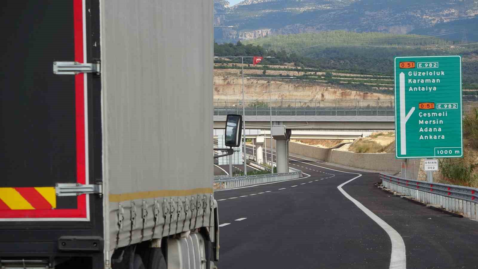 TÜRKİYE'NİN ÖNEMLİ ÜRETİM VE TURİZM ŞEHİRLERİ ARASINDA İLK SIRALARDA YER ALAN MERSİN'DE ULAŞIMI RAHATLATACAK OLAN ÇEŞMELİ-ERDEMLİ-SİLİFKE-TAŞUCU OTOYOLU'NUN ÇEŞMELİ-KIZKALESİ KESİMİ HİZMETE GİRDİ.