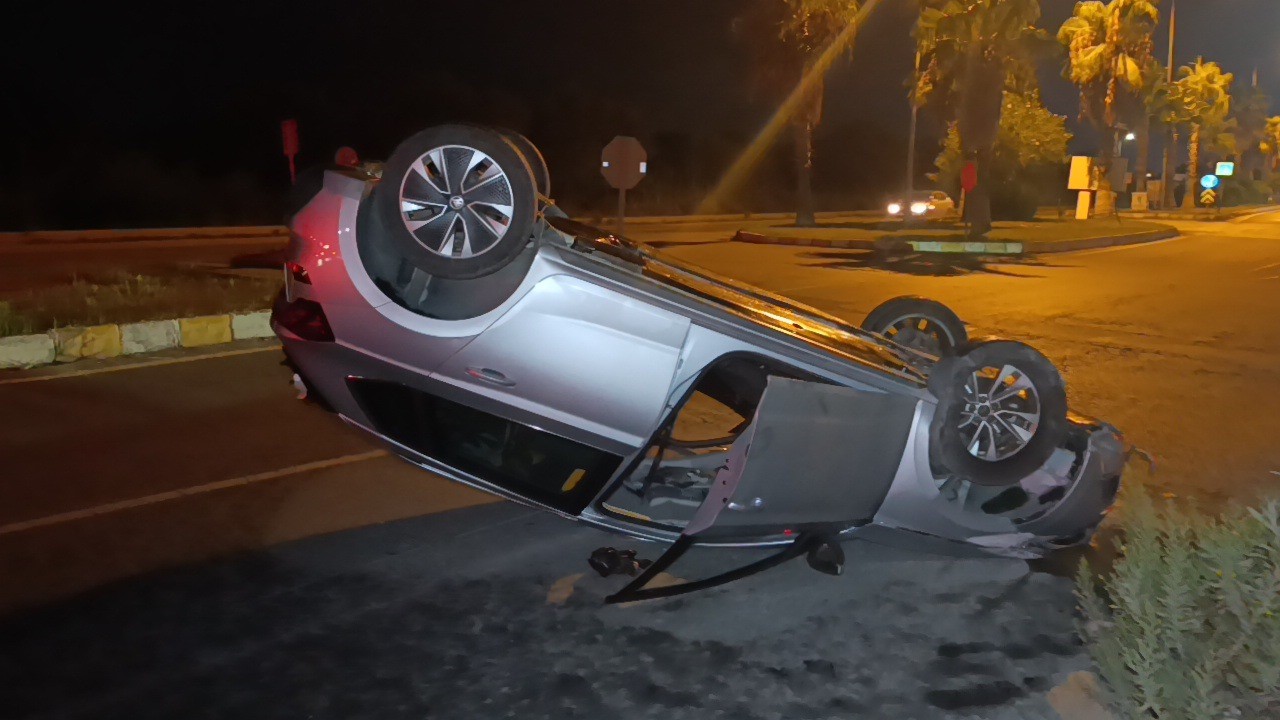 SİDE’DE KULLANDIĞI OTOMOBİL TAKLA ATTIKTAN SONRA OLAY YERİNDEN AYRILAN VE BİR SÜRE SONRA GERİ DÖNEN ARAÇ SÜRÜCÜSÜNÜN 262 PROMİL ALKOLLÜ OLDUĞU BELİRLENDİ. OTOMOBİL SÜRÜCÜSÜNE 5 YIL İÇİNDE İKİNCİ KEZ ALKOLLÜ ARAÇ KULLANIRKEN YAKALANDIĞI İÇİN 50 BİN TL PARA CEZASI UYGULANIRKEN SÜRÜCÜ BELGESİNE 2 YIL SÜREYLE EL KONULDU.