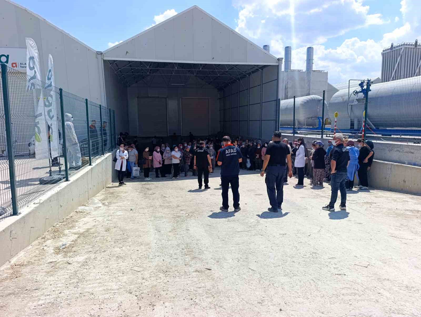 AFYONKARAHİSAR'DA İLAÇLAMA YAPILAN DOMATES SERASINDA ZEHİRLENEREK HASTANEYE KALDIRILANLARIN SAYISI 33'E YÜKSELİRKEN, BU SAYININ ARTMASINDAN ENDİŞE EDİLİYOR.
