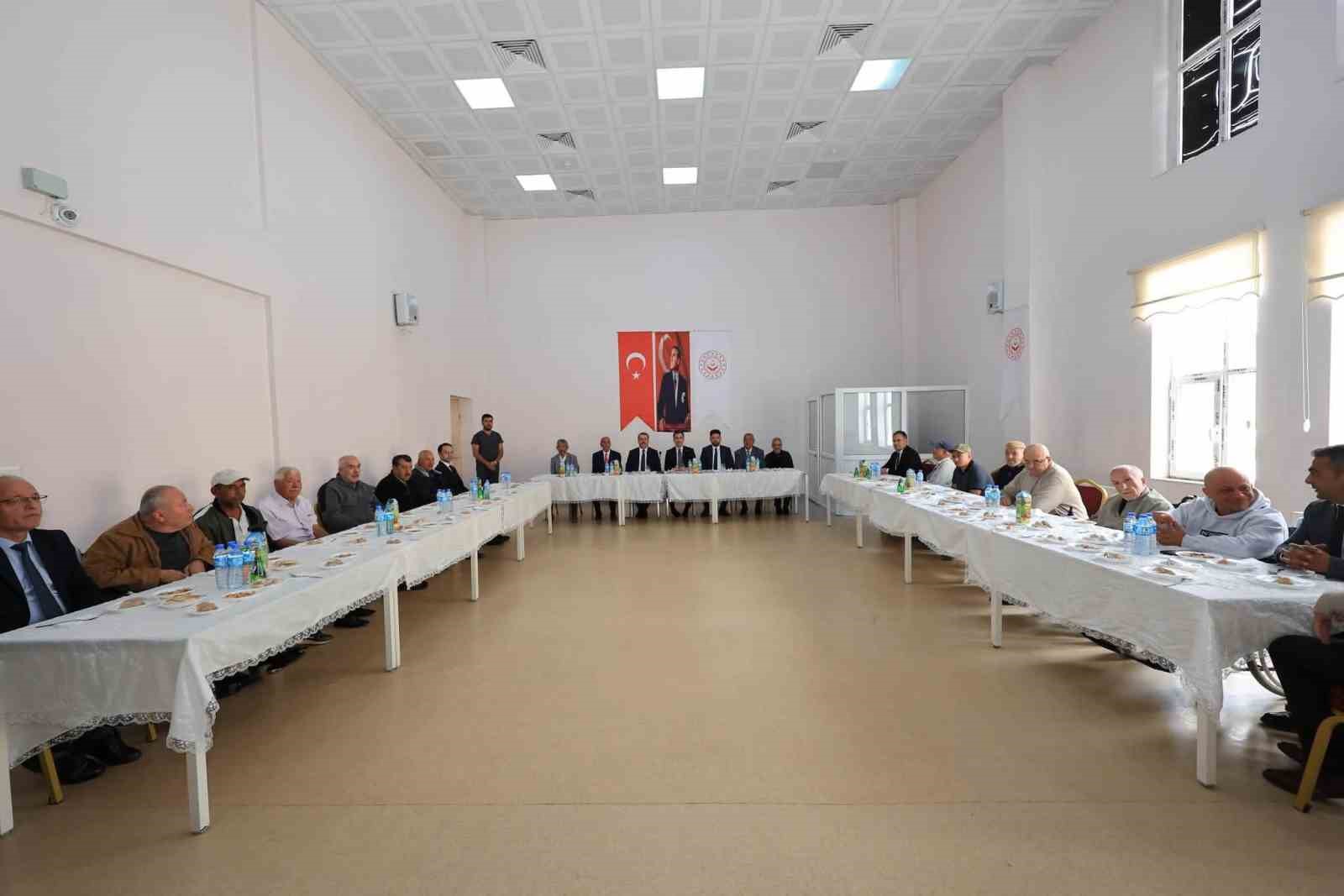 BİTLİS VALİSİ AHMET KARAKAYA, 1 EKİM DÜNYA YAŞLILAR GÜNÜ DOLAYISIYLA AHLAT ENGELSİZ YAŞAM BAKIM REHABİLİTASYON VE AİLE DANIŞMA MERKEZİNİ ZİYARET ETTİ.