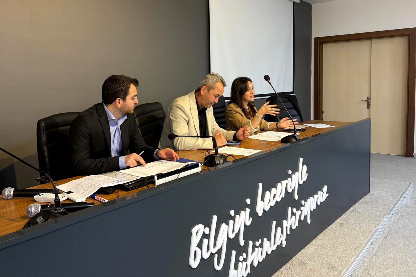 SUBÜ, ÜNİVERSİTENİN İLÇE YERLEŞKELERİNDE GÖREV YAPAN YEMEKHANE SORUMLULARINA BİLGİLENDİRME SEMİNERİ GERÇEKLEŞTİRDİ