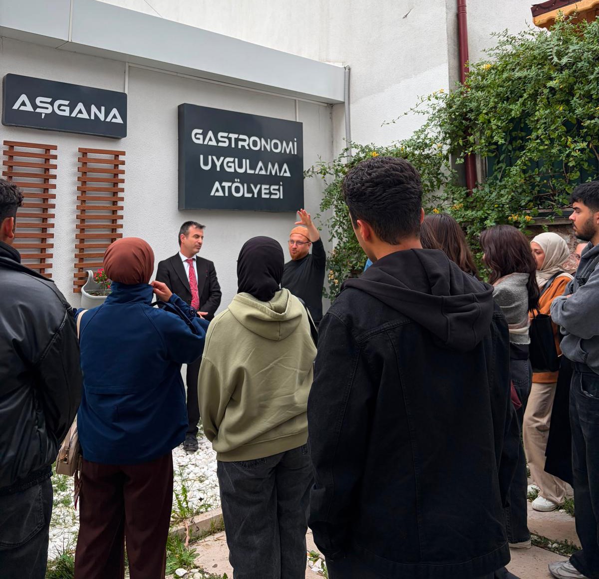 TOKAT GAZİOSMANPAŞA ÜNİVERSİTESİ ÖĞRENCİLERİ, ŞEHİR VE KÜLTÜR DERSİNİ TOKAT MEVLEVİHANESİ VE OSMAN PAŞA KONAĞI'NDA İŞLEYEREK KENTİN TASAVVUF KÜLTÜRÜNÜ VE YÖRESEL MUTFAĞINI YERİNDE TANIDI.