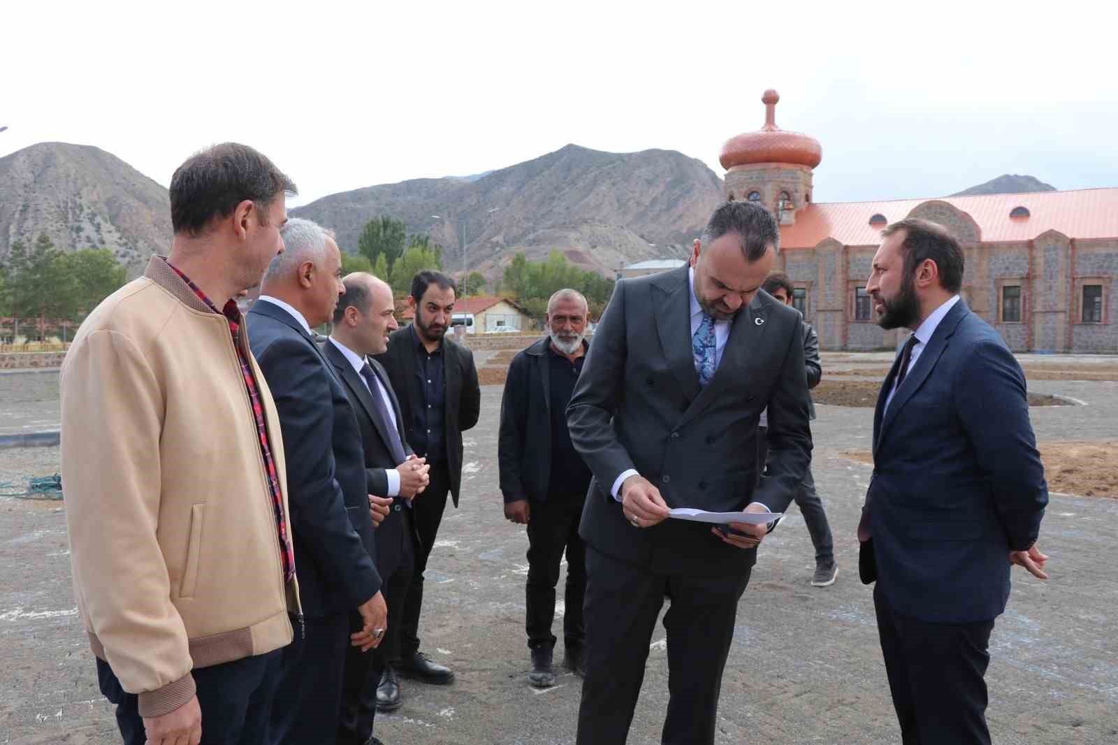 DOĞU ANADOLU PROJESİ (DAP) BÖLGE KALKINMA İDARESİ BAŞKANI HALİL İBRAHİM GÜRAY (SOLDAN İKİNCİ), OLTU İLÇESİNDE ÇEŞİTLİ İNCELEMELERDE BULUNDU.