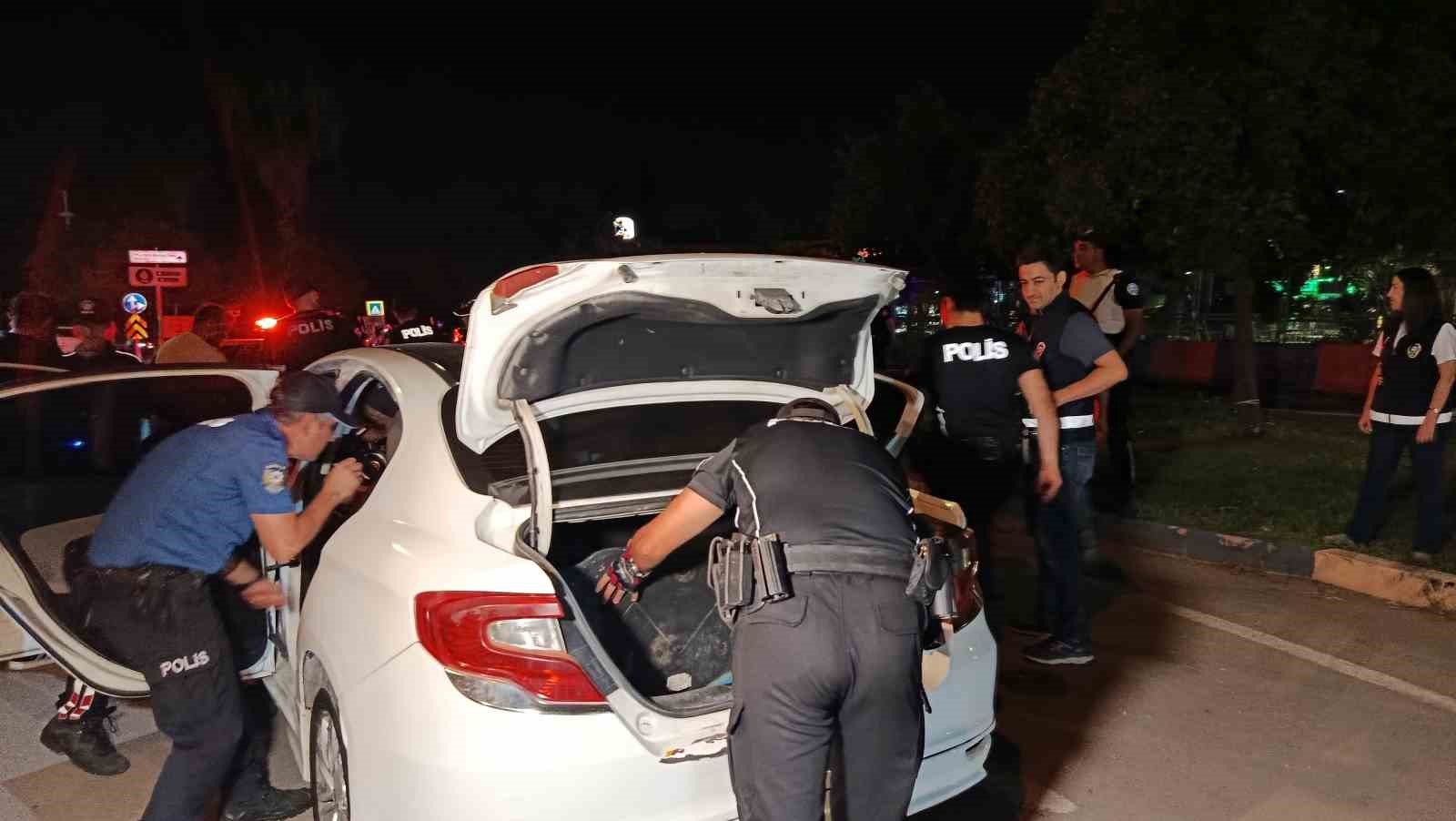 ADANA’DA POLİS EKİPLERİNCE GERÇEKLEŞTİRİLEN HUZUR VE GÜVEN UYGULAMASINDA ÇEŞİTLİ SUÇLARDAN ARANAN 66 ŞAHIS YAKALANIRKEN, 2 BİN 241 ECSTASY HAP ELE GEÇİRİLDİ. TRAFİK DENETİMLERİNDE İSE 45 ARACA TOPLAM 1 MİLYON 245 BİN 144 TL PARA CEZASI UYGULANDI.