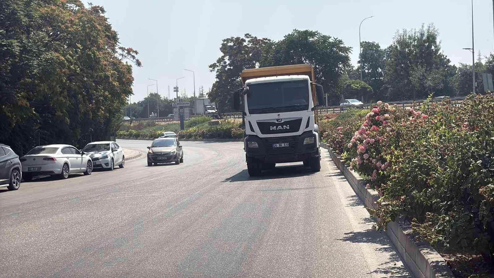 ESKİŞEHİR'İN KIRSAL MAHALLESİNDE BAŞLAYAN MOLOZ DÖKME TARTIŞMASI, ÇEVRE YOLUNDAKİ POLİS UYGULAMA NOKTASINA KADAR UZANAN KOVALAMACAYLA SON BULDU.